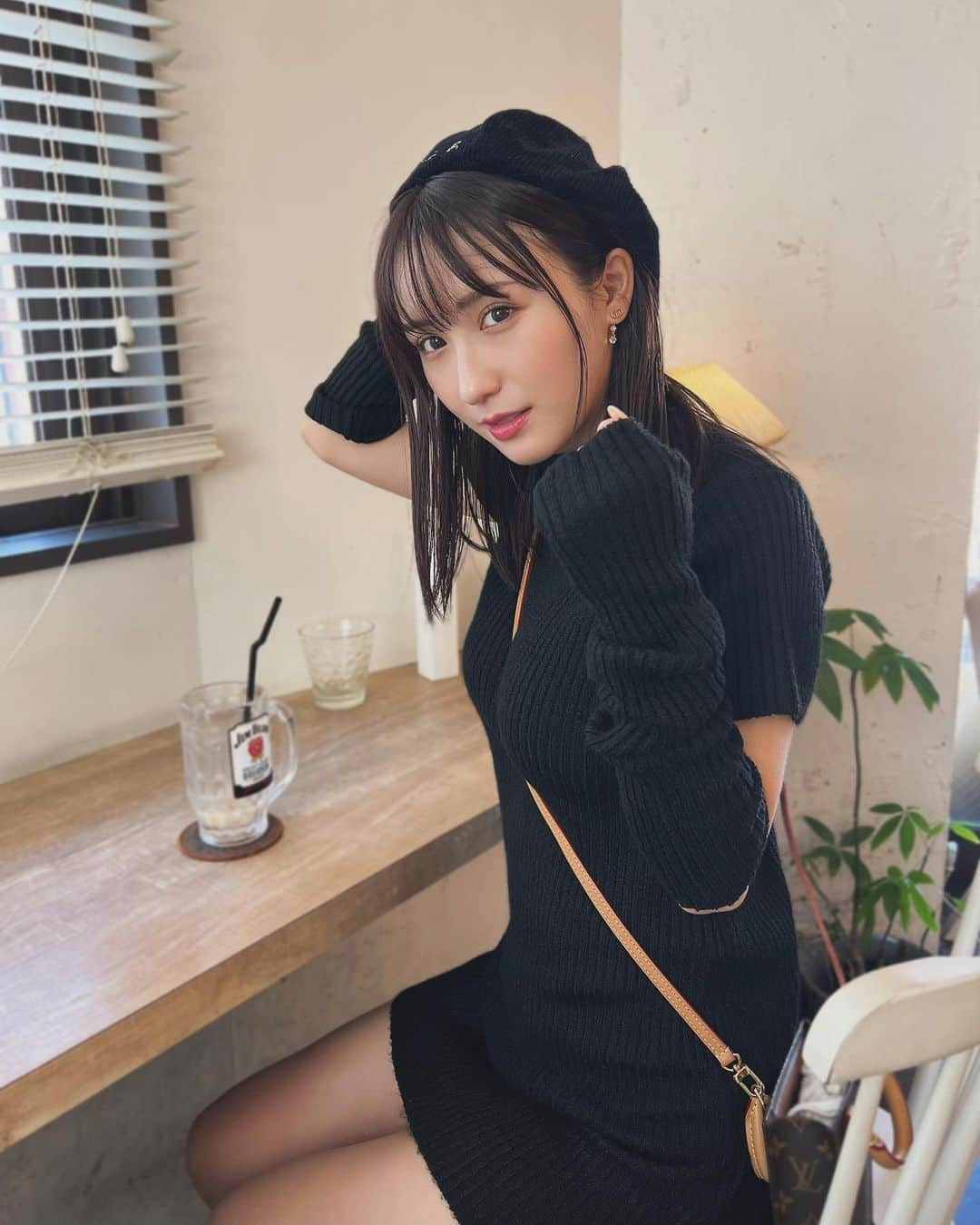 伊藤愛真のインスタグラム：「"外の気温に合わせると電車の中暑い"の季節きたね✌🏻 (わかる人にはわかる？笑) 仕事前に腹ごしらえしてきた😌🫶🏻」