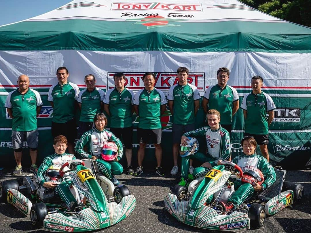 松浦孝亮さんのインスタグラム写真 - (松浦孝亮Instagram)「今年から立ち上げたカートチーム、Tony Kart Racing Tram Japan/Vitec RcingはAUTOBACS GPR Karting Seriesを中心に活動を行ってきました。 私はチーム代表一年生ではありましたが、Shifterクラスで年間チームタイトルを獲得しました🏆 開幕戦は不参加でしたが、第2ラウンドからの8戦で、7回トップチェッカーを受ける事ができたのは最高の思い出です。 OKクラスは一年を通してエンジンの扱い方に苦戦しましたが、酒井涼の走りは印象的でした。あと、残り400mまで2位だったし、あんなにハラハラさせてくれるレースは久しぶりに見ました。  何よりも今年は沢山のドライバーに私のチームで走ってもらいました。 OK Class •佐々木大樹選手 •酒井涼選手 •金子修選手  Shifter Class •松下信治選手 •岩崎有矢斗選手 •Kei Cozzolino選手 •David Vidales選手  Junior Class •松井沙麗選手  沢山の、プロドライバー、そして若い選手がこのチームで一緒に戦ってくれました。 本当にありがとうございます。  今年はこれで私のカートチームのカートレースは終わりますが、来年はもっともっとドライバーを集めて、強いチームを作って行きたいです。 そして、チームをサポートして下さった ・Tony Kart Japan株式会社様 ・日本特殊陶業株式会社様 ・K’s Frontier様 ・中村オートパーツ様 ・オートバックス豊橋様 ・三谷水産高等学校様 本当にありがとうございました🙇  #日本特殊陶業 #ngk  #tonykartjapan  #vitecracing #佐々木大樹 #酒井涼 #金子修 #davidvidales  #松下信治 #keicozzolino #岩崎有矢斗 #松井沙麗 #gprkartingseries」11月13日 17時17分 - ko_matsuura