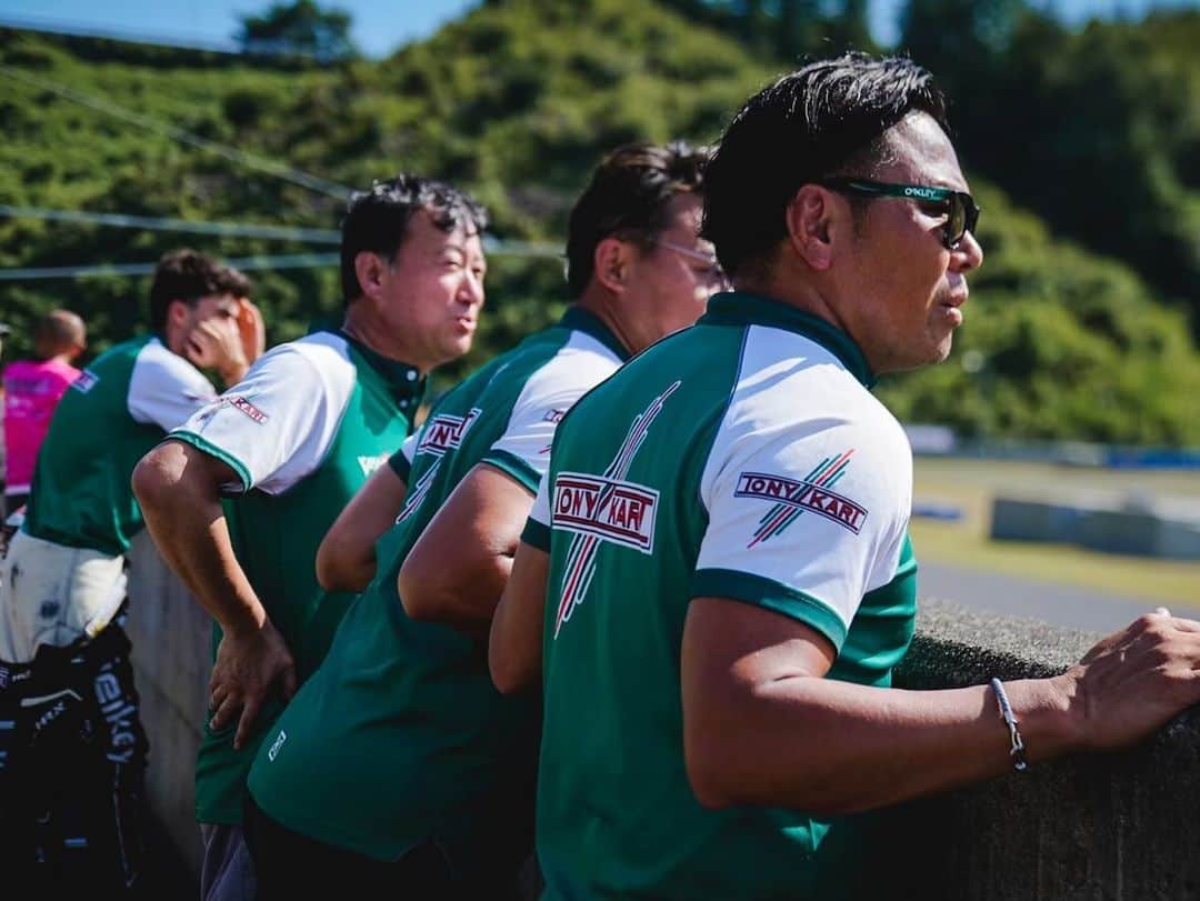 松浦孝亮さんのインスタグラム写真 - (松浦孝亮Instagram)「今年から立ち上げたカートチーム、Tony Kart Racing Tram Japan/Vitec RcingはAUTOBACS GPR Karting Seriesを中心に活動を行ってきました。 私はチーム代表一年生ではありましたが、Shifterクラスで年間チームタイトルを獲得しました🏆 開幕戦は不参加でしたが、第2ラウンドからの8戦で、7回トップチェッカーを受ける事ができたのは最高の思い出です。 OKクラスは一年を通してエンジンの扱い方に苦戦しましたが、酒井涼の走りは印象的でした。あと、残り400mまで2位だったし、あんなにハラハラさせてくれるレースは久しぶりに見ました。  何よりも今年は沢山のドライバーに私のチームで走ってもらいました。 OK Class •佐々木大樹選手 •酒井涼選手 •金子修選手  Shifter Class •松下信治選手 •岩崎有矢斗選手 •Kei Cozzolino選手 •David Vidales選手  Junior Class •松井沙麗選手  沢山の、プロドライバー、そして若い選手がこのチームで一緒に戦ってくれました。 本当にありがとうございます。  今年はこれで私のカートチームのカートレースは終わりますが、来年はもっともっとドライバーを集めて、強いチームを作って行きたいです。 そして、チームをサポートして下さった ・Tony Kart Japan株式会社様 ・日本特殊陶業株式会社様 ・K’s Frontier様 ・中村オートパーツ様 ・オートバックス豊橋様 ・三谷水産高等学校様 本当にありがとうございました🙇  #日本特殊陶業 #ngk  #tonykartjapan  #vitecracing #佐々木大樹 #酒井涼 #金子修 #davidvidales  #松下信治 #keicozzolino #岩崎有矢斗 #松井沙麗 #gprkartingseries」11月13日 17時17分 - ko_matsuura