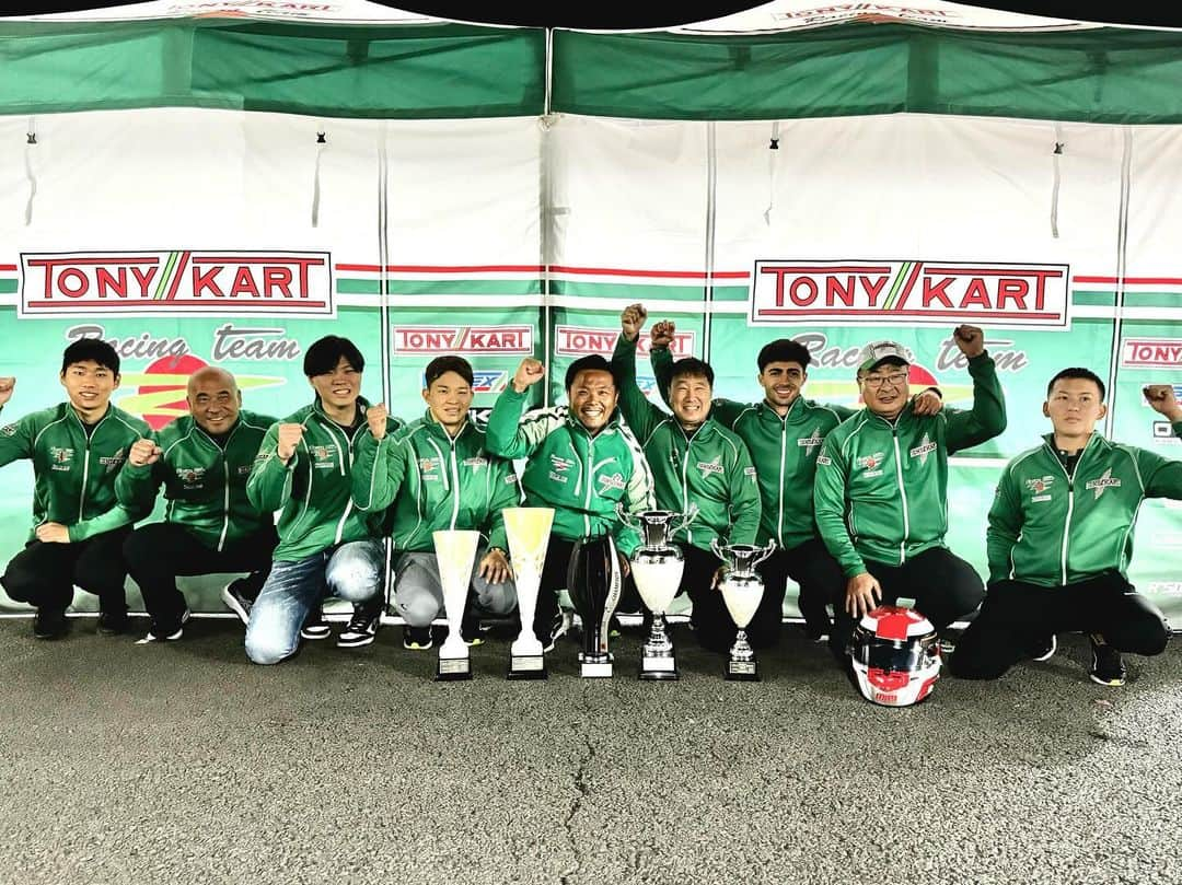 松浦孝亮のインスタグラム：「今年から立ち上げたカートチーム、Tony Kart Racing Tram Japan/Vitec RcingはAUTOBACS GPR Karting Seriesを中心に活動を行ってきました。 私はチーム代表一年生ではありましたが、Shifterクラスで年間チームタイトルを獲得しました🏆 開幕戦は不参加でしたが、第2ラウンドからの8戦で、7回トップチェッカーを受ける事ができたのは最高の思い出です。 OKクラスは一年を通してエンジンの扱い方に苦戦しましたが、酒井涼の走りは印象的でした。あと、残り400mまで2位だったし、あんなにハラハラさせてくれるレースは久しぶりに見ました。  何よりも今年は沢山のドライバーに私のチームで走ってもらいました。 OK Class •佐々木大樹選手 •酒井涼選手 •金子修選手  Shifter Class •松下信治選手 •岩崎有矢斗選手 •Kei Cozzolino選手 •David Vidales選手  Junior Class •松井沙麗選手  沢山の、プロドライバー、そして若い選手がこのチームで一緒に戦ってくれました。 本当にありがとうございます。  今年はこれで私のカートチームのカートレースは終わりますが、来年はもっともっとドライバーを集めて、強いチームを作って行きたいです。 そして、チームをサポートして下さった ・Tony Kart Japan株式会社様 ・日本特殊陶業株式会社様 ・K’s Frontier様 ・中村オートパーツ様 ・オートバックス豊橋様 ・三谷水産高等学校様 本当にありがとうございました🙇  #日本特殊陶業 #ngk  #tonykartjapan  #vitecracing #佐々木大樹 #酒井涼 #金子修 #davidvidales  #松下信治 #keicozzolino #岩崎有矢斗 #松井沙麗 #gprkartingseries」