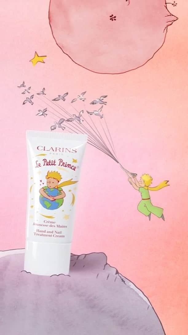 Clarins Italiaのインスタグラム：「“È il tempo che hai perduto per la tua rosa che ha reso la tua rosa così importante.” 🩷   Amicizia, amore, altruismo; prendersi cura di tutto ciò che ci sta attorno. In occasione dell’80° anniversario di uno dei libri più amati da grandi e piccini, Il Piccolo Principe, celebriamo anche in Clarins i valori universali trasmessi dall’opera!  Come? Attraverso un’edizione limitata da… prendere al volo: l’iconica Crema Giovinezza Mani Clarins, nel formato 30ml (perfetto da borsetta), in versione “Le Petit Prince”. Con questa collezione, collaboriamo con la Antoine de Saint Exupery Youth Foundation per migliorare le vite dei giovani e prepararli per il futuro attraverso iniziative culturali.  Quale modo migliore per celebrare la Giornata della Gentilezza 🫶  #Clarins #ClarinsItalia #KindnessDay #PiccoloPrincipe  #IlPiccoloPrincipe」