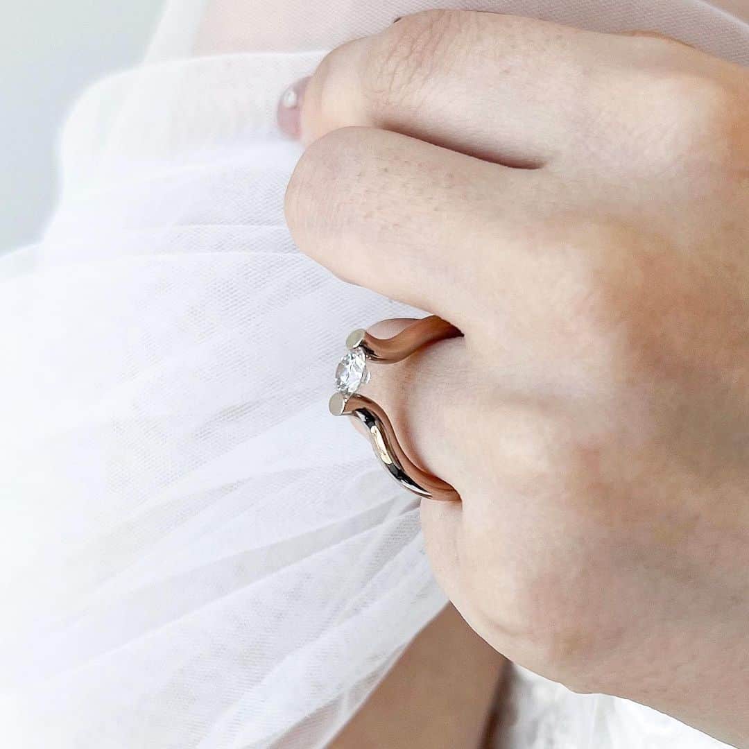 BIJOUPIKO(ビジュピコ)さんのインスタグラム写真 - (BIJOUPIKO(ビジュピコ)Instagram)「こんな指輪見たことある！？ NIESSING SPANNRING® HEAVENのご紹介💍 ． 華麗でスレンダーなアームが 柔らかなカーブを描きながら広がり 大きなダイヤモンドを高く支えます💎 ． 天にも昇る心地にさせてくれるこのテンションリングは アニバーサリーリングやエンゲージリングとして マリッジリングと重ねるのに最適なデザインです✨ . 💍リング クリアなデザインとフェミニンな演出 . ブランド：NIESSING -ニーシング- リング名：NIESSING SPANNRING® HEAVEN -ニーシング シュパンリング® ヘブン- 素材：750RW 価格：¥1,443,200 ． ※価格は税込表記。 . ． 来店特典でAmazonギフトカード3,000円分を プレゼントしています✨ ※一部店舗はケンズカフェ東京のガトーショコラ引換券プレゼント ▼来店予約はこちらから @bijoupiko_official ． ． この投稿いいねと思ったら❤️をタップ、 後から見返したいときは保存、 誰かに教えたいときにはシェアしてください🫶 . . #ビジュピコ #bijoupiko #ビジュピコ_niessing #結婚指輪 #婚約指輪 #ブライダルリング #マリッジリング #エンゲージリング #ウェディング #プロポーズ #サプライズ #指輪選び #指輪探し #結婚式準備 #結婚準備 #プレ花嫁 #プレ花嫁準備 #卒花嫁 #結婚準備 #前撮り #婚約指輪探し #結婚指輪探し #プラチナリング #リングコーディネート #リング重ね付け #2023秋婚 #2023冬婚 #2024春婚 #全国のプレ花嫁さんと繋がりたい #日本中のプレ花嫁さんと繋がりたい」11月13日 17時23分 - bijoupiko_official