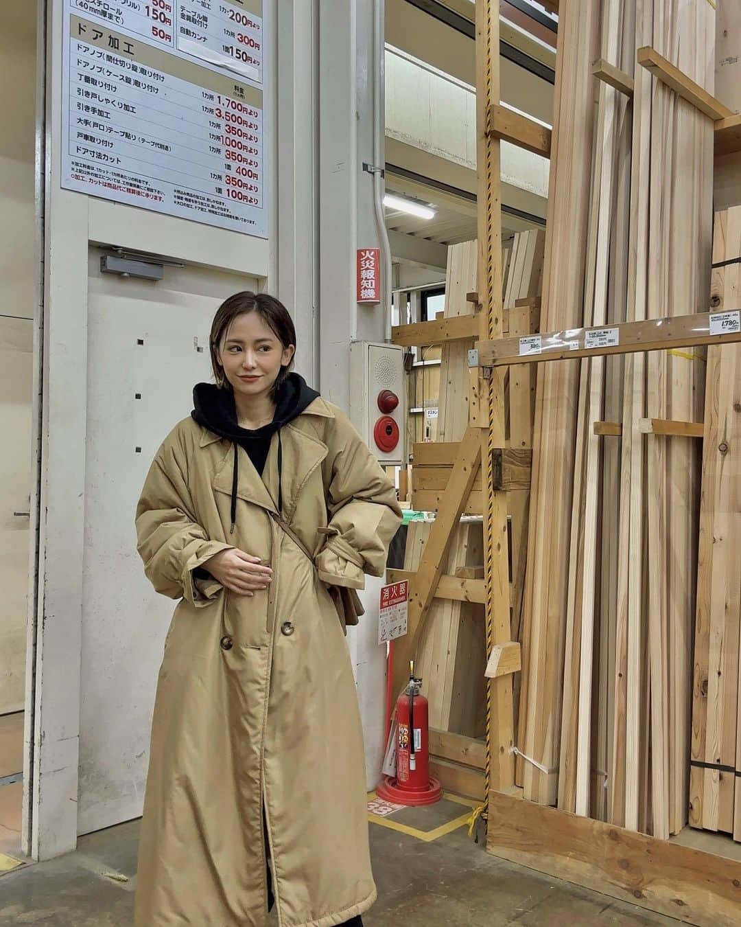 宮本沙恵のインスタグラム：「3連休いただきまして茨城です🤍🤍 サウナの扉を作りました🚪 想像よりずいぶん大きい✨ . #diy#サウナdiy#ガーデニング#お庭づくり」