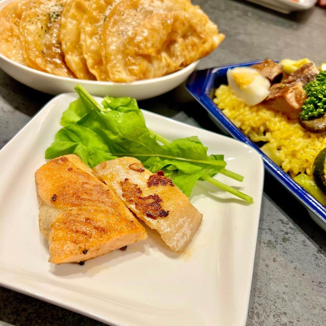 北川楓夏さんのインスタグラム写真 - (北川楓夏Instagram)「現在ナイスでおすすめされている商品！  🐟二刀流銀鮭！⚾️ まるで大谷翔平くんのようなネーミングですが、なにが二刀流かと言いますと  焼いてもOK、刺身でもOK！  さっそくお刺身ともうひとつはムニエルにして食べました。 程よく脂ものっていて、柔らかく、とても美味しかったです！骨が無いので子供達もぱくぱくと食べました〜🍽️  刺身でもいけるお魚だからミディアムレアで…🥰なんてこともいけちゃうお魚です！ 半生いいですねぇ〜🫶🏻ちょっと中はレアなカツレツとか…メニューが広がりますね💓  ムニエルの後ろにはナイスのボローニャラビオリと、ローストポークのパエリア🥘この2つはワインにも合いますよ〜🍷もうすぐボジョレーですね。  #akita #秋田 #スーパーマーケット #秋田のスーパー #ナイス #nices_akita #nices #いい暮らし届けたい #modelclubstella #model #公式アンバサダー #モデル事務所ステラ #二刀流銀鮭」11月13日 17時24分 - fuka.kitagawa