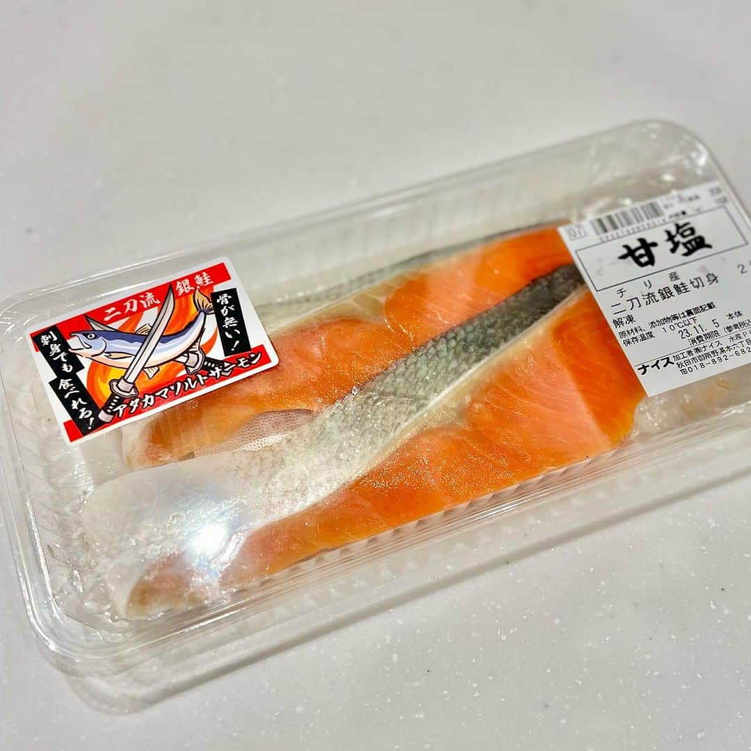 北川楓夏さんのインスタグラム写真 - (北川楓夏Instagram)「現在ナイスでおすすめされている商品！  🐟二刀流銀鮭！⚾️ まるで大谷翔平くんのようなネーミングですが、なにが二刀流かと言いますと  焼いてもOK、刺身でもOK！  さっそくお刺身ともうひとつはムニエルにして食べました。 程よく脂ものっていて、柔らかく、とても美味しかったです！骨が無いので子供達もぱくぱくと食べました〜🍽️  刺身でもいけるお魚だからミディアムレアで…🥰なんてこともいけちゃうお魚です！ 半生いいですねぇ〜🫶🏻ちょっと中はレアなカツレツとか…メニューが広がりますね💓  ムニエルの後ろにはナイスのボローニャラビオリと、ローストポークのパエリア🥘この2つはワインにも合いますよ〜🍷もうすぐボジョレーですね。  #akita #秋田 #スーパーマーケット #秋田のスーパー #ナイス #nices_akita #nices #いい暮らし届けたい #modelclubstella #model #公式アンバサダー #モデル事務所ステラ #二刀流銀鮭」11月13日 17時24分 - fuka.kitagawa