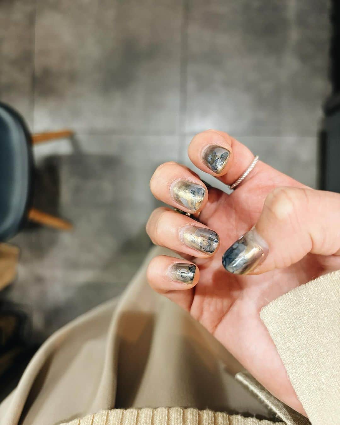 kanetaka ayaのインスタグラム：「・ ・ お久しぶりの投稿でございます。 nail💅🏼と私服🧥 ベロアスカート買いましたよぉ  今日も裏方作業に徹し、中々店頭の可愛さをお届けできる写真が撮れず無念ですが、やりきりました。 明日は撮影で梅田ぶらついております🤫  さっ、今から急いでお迎え！今日さむーーー！ 電車は束の間の休憩🥱  他のcoordinateはアカウントチェック！ ⇒@aya_kanetaka_ ♡ -——————————— #ブラックコーデ#ママコーデ#30代コーデ #ungrid#ungrid_official #ungridコーデ」