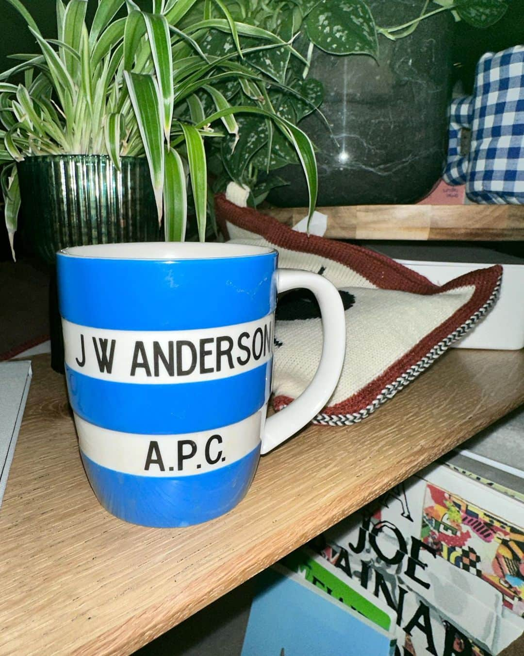 本田翼さんのインスタグラム写真 - (本田翼Instagram)「☕️ 🟦🤍 @jw_anderson  @apc_paris」11月13日 17時28分 - tsubasa_0627official