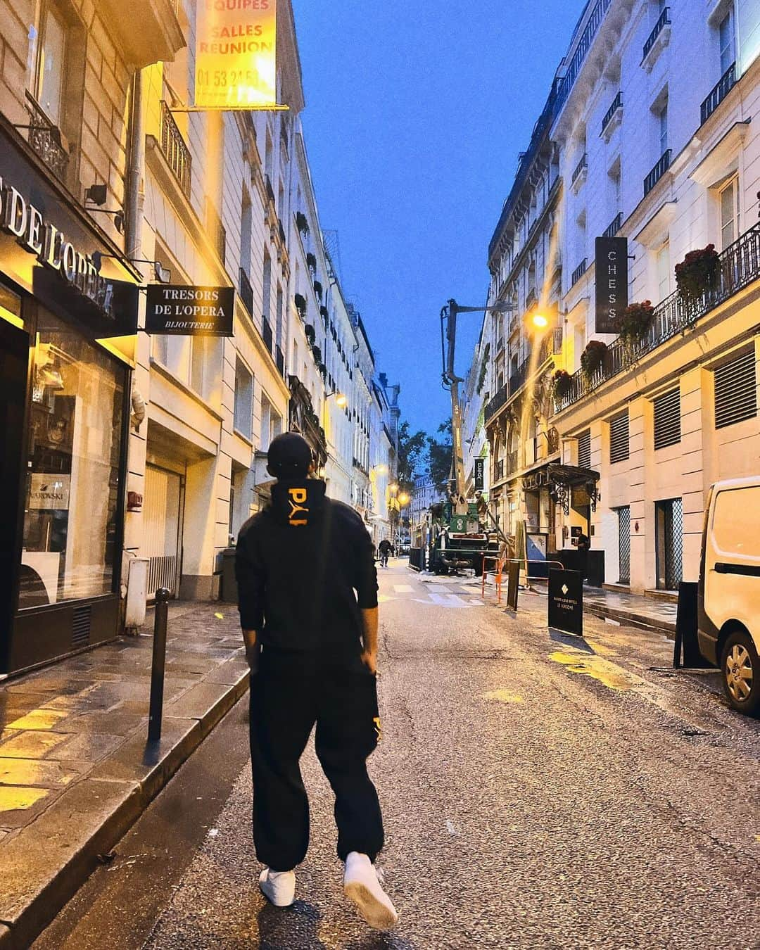 ドギョムさんのインスタグラム写真 - (ドギョムInstagram)「Paris morning🖤」11月13日 17時28分 - dk_is_dokyeom