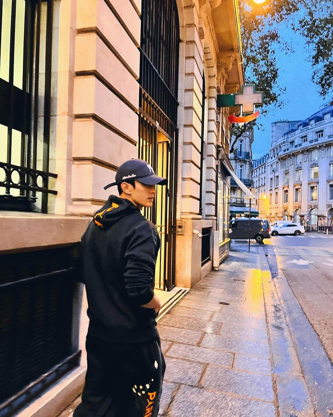 ドギョムさんのインスタグラム写真 - (ドギョムInstagram)「Paris morning🖤」11月13日 17時28分 - dk_is_dokyeom