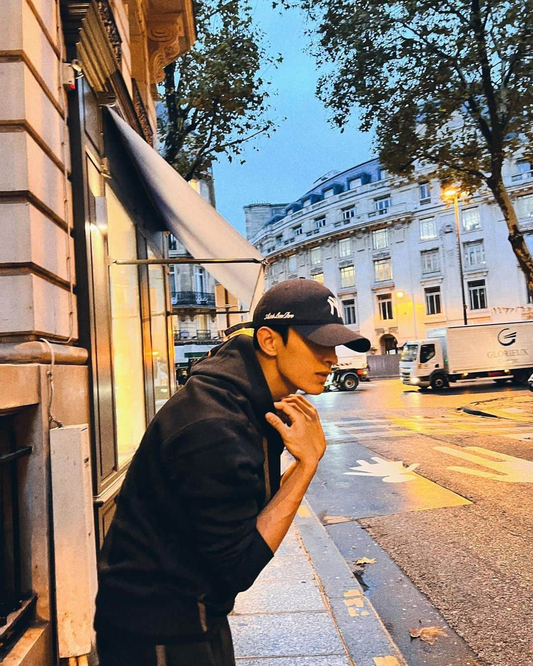 ドギョムさんのインスタグラム写真 - (ドギョムInstagram)「Paris morning🖤」11月13日 17時28分 - dk_is_dokyeom