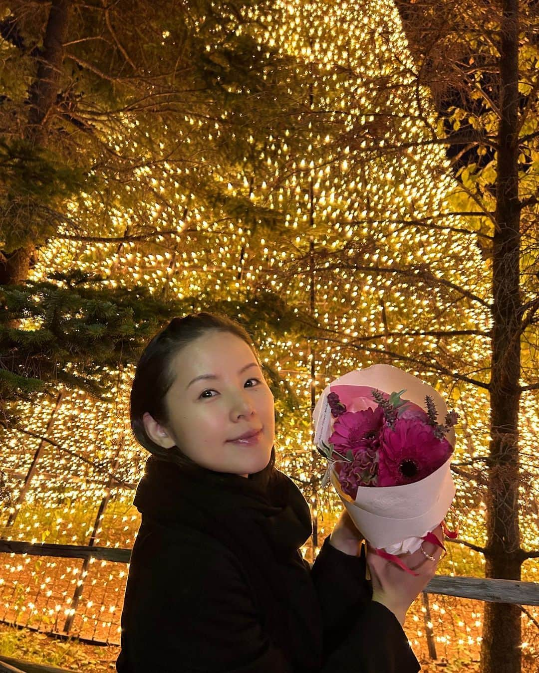 小西真奈美のインスタグラム：「久しぶりに再会した友人がくれた、 サプライズ花束💐 お誕生日遅くなって… と言っていたけれど、 いつだって花束は嬉しいし、 何よりその気持ちが本当に 嬉しい☺️✨  街はイルミネーションが目立ってきましたね。 心踊る季節。 急に寒くなる季節。  皆さま、お風邪を召されませんように 😌  #花束 #イルミネーション」