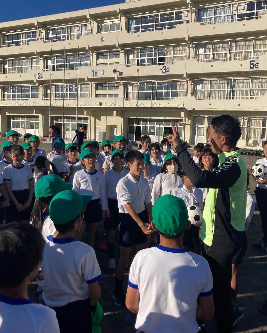 権田修一さんのインスタグラム写真 - (権田修一Instagram)「『アスリーチ』 焼津市立大富小学校の６年生に授業をしてきました！  アスリーチでは初めての静岡県内での授業でした。  子供達からたくさんの前向きな応援の言葉をもらえて嬉しかったです！ プレーオフも応援に来てくれると言っている子供もたくさん居たので、子供達がスタジアムに応援に来てくれた時に『また来たい！』と明るい気持ちで帰ってもらえるような雰囲気を作りたいと改めて思いました。  #アスリーチ #焼津市立大富小学校 #スポーツ庁」11月13日 17時31分 - shuichi33g