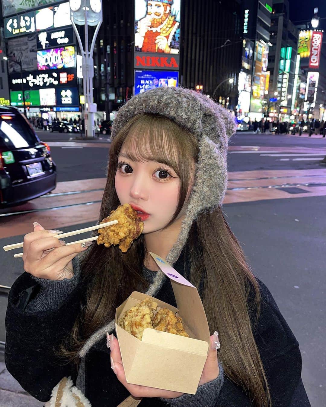 山本姫香のインスタグラム：「ニッカ前でザンギ🍖❤️‍🔥  #すすきの #北海道旅行 🐿️」
