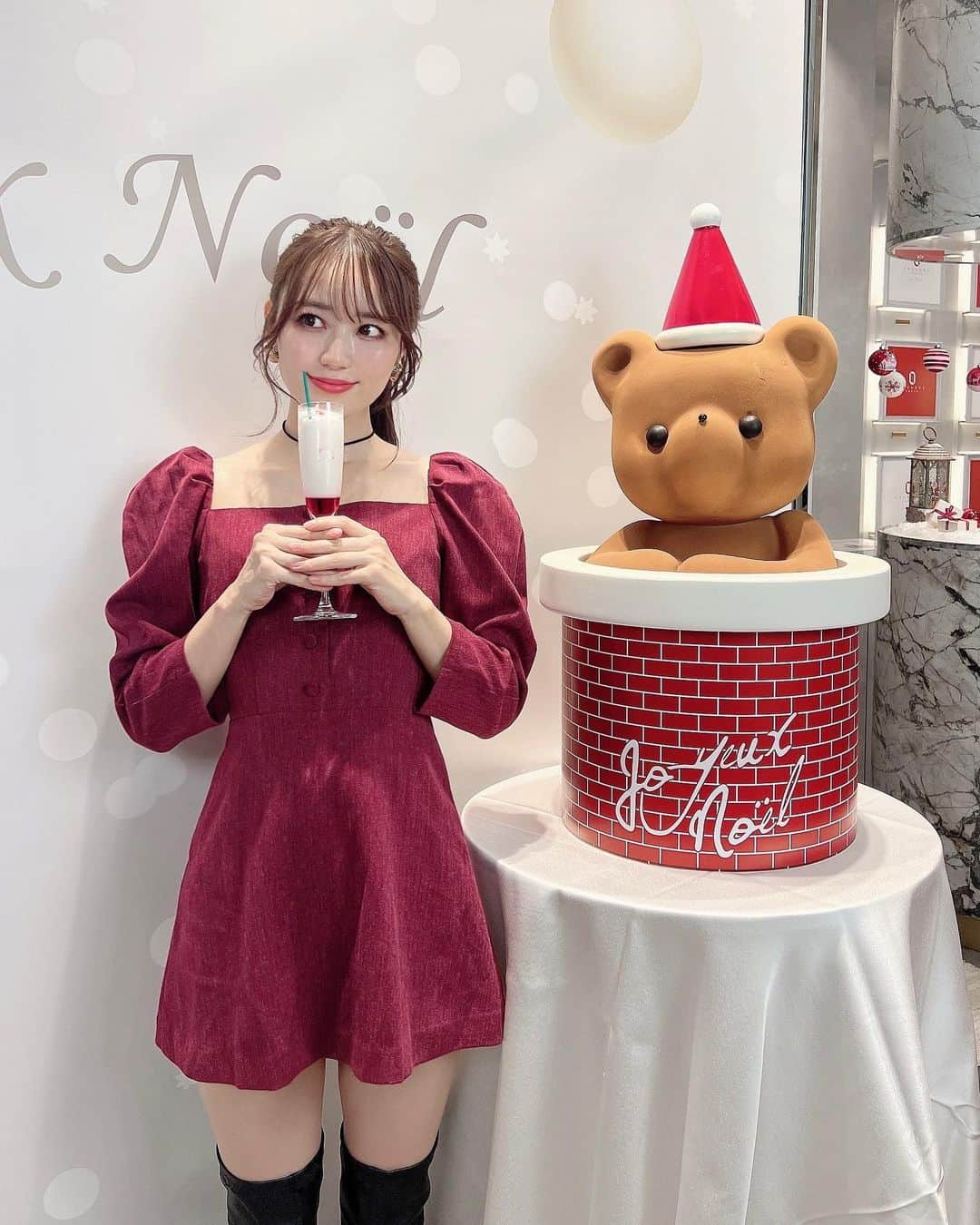 小越しほみさんのインスタグラム写真 - (小越しほみInstagram)「LOUANGE TOKYO Happy Snow man  Xmas collection 2023お邪魔してきました❄️  クリスマス感溢れるルワンジュも可愛いかった🥰  ドレスコードが赤か白だったから いよりんと赤であわせてみたよう🎅🏻  .  .  .  .  .  .  .  #ルワンジュ #ルワンジュ東京 #louangetokyolemusee #louange #louangetokyo #クリスマス #クリスマスケーキ #クリスマスアフタヌーンティー #アフタヌーンティー #アフタヌーンティー巡り #アフヌン #ヌン活 #xmas #christmas #銀座 #銀座カフェ #銀座グルメ #銀座スイーツ #スイーツ #スイーツ巡り #クリスマスコーデ #スイーツ部 #スイーツ女子 #スイーツ好き #映えスポット #映えスイーツ #映えカフェ #映えグルメ #カフェ巡り #カフェ活」11月13日 17時33分 - shihomi1129