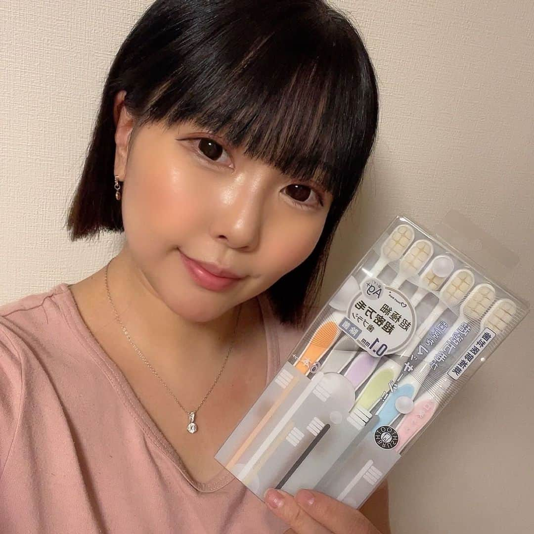 井上あみなのインスタグラム：「超極細歯ブラシ【kk-tb01】💗  約1万本の0.1mmの超極細毛🙆‍♀️  羽毛のように柔らかく歯茎を傷つけにくい歯ブラシ🪥💕  裏面は舌磨きになってて便利😊  ブラシに銀イオン加工をしてかるから、抗菌効果を持続できるよ✨️  ✅ネバツキを抑制 ✅口臭を予防 ✅虫歯・歯周病の予防 ✅徹底的に除菌  をしてくれる優れもの💗  ここから購入できるよ😊 https://item.rakuten.co.jp/bestsign/kk-tb01/  #お買い物マラソン #オーラルケア #カラキャス #ベストサイン #口臭予防 #家電 #歯ブラシ #歯磨き #生活雑貨 #虫歯予防」