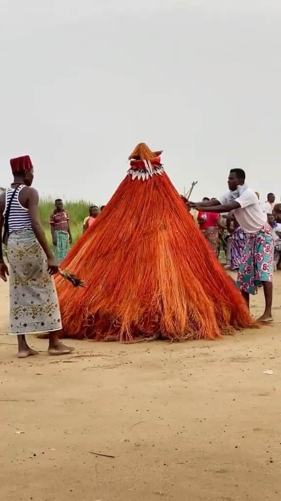 のインスタグラム：「The Voodoo Festival or the Fête du Vaudou on 10th of January is a celebration of traditional religions in the West African country of Benin, the cradle of the voodoo cult.  People dress up as gods and they believe that they become that god during that time. one group called the Zangbeto dresses in really colourful straw skirts which cover their entire bodies, so they actually just appear to be an entire cone of straw running around.   🎥 via tiktok @quim_fabregas_official  www.quimfabregas.org 📍 Ouidah, Benin」