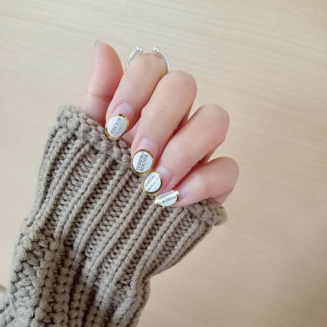 sweet_strawberryさんのインスタグラム写真 - (sweet_strawberryInstagram)「🟠分かる人には分かる (おしゃれ？)ネイル💅 · #使い方いろいろ #そもそも #違う違うそうじゃない #違う違うそうじゃそうじゃない #フェレロロシェ#フェレロ#ferrerorocher #美味しくいただきました#廃材#シール#なんちゃって#違うけど#ネイルシール#ネイリスト#ごっこ遊び#シール遊び#シール貼っただけ#セルフネイル部」11月13日 17時36分 - sweet_strawberry