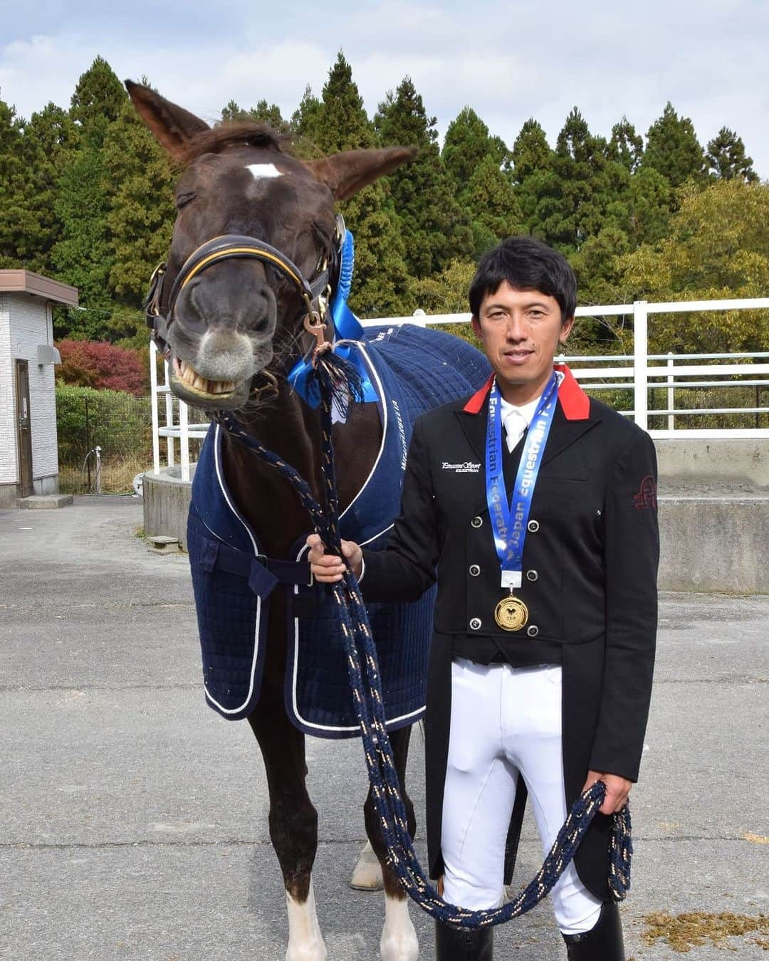 林伸伍のインスタグラム：「セントジョージクラス ダイアモンドダンスと優勝🏅 機嫌さえ損ねなければ本当にいいパフォーマンスをしてくれる子で２日間自信を持って演技ができました ダンスも優勝して機嫌がいいようです🤣  #馬術 #馬場馬術 #馬 #乗馬 #horse #dressage #equestrian  #horseriding #horselife  #horsesofinstagram」