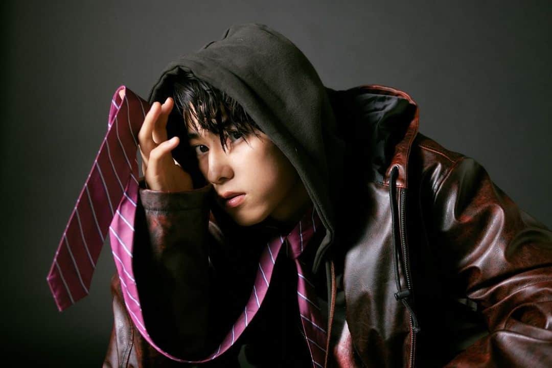 本島純政のインスタグラム：「NYLON 365ANNIVERSARY  11月13日の「うるしの日」を担当させていただきました！ みなさん「うるしの日」知っていましたか？ うるしって実は縄文時代からあるそうですよ！  「うるしの日」ということで上品で艶のあるジャケットスタイルを着させていただきました！ 普段とは全然違いますよね？  またガラッと変わった素敵な雰囲気でテンション上がってました！笑  #nylon365anniversary  #NYLON  #365anniversary #うるしの日 #本島純政」