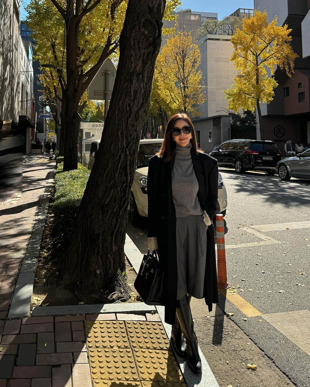 キム・ジュニのインスタグラム：「가을낙엽이 너무 예쁜 이곳 꼭 뉴욕같지 않나요?😚 제가 참 좋아하는 도산공원앞 도로인데 이곳에서 20년동안 진짜 촬영을 많이 했던 곳이에요  예전엔 이곳에 가면 쇼핑몰촬영팀을 3-4팀은 마주쳤는데 이젠 그런 모습도 예전 일이 된듯하네요 ㅎㅎ  한가지 일을 20년넘게 하다보니 꼰대가 되지 않게 끊임없이 공부하고 서치하는데 젊은 친구들의 감각은 정말이지 따라가기가 쉽지 않네요😆  저는 그저 진심을 담은 제마음의 울림을 드릴께요.  화려하진 않아도, 짜릿하진 않아도 우리끼리 통하는 그런게 있으니까! 그쵸?!  우리는 좋아하는 게 너무 잘통하니까 예쁜옷들 열심히 만들께요 저랑 같이 예쁘게 입어요😚♥️」