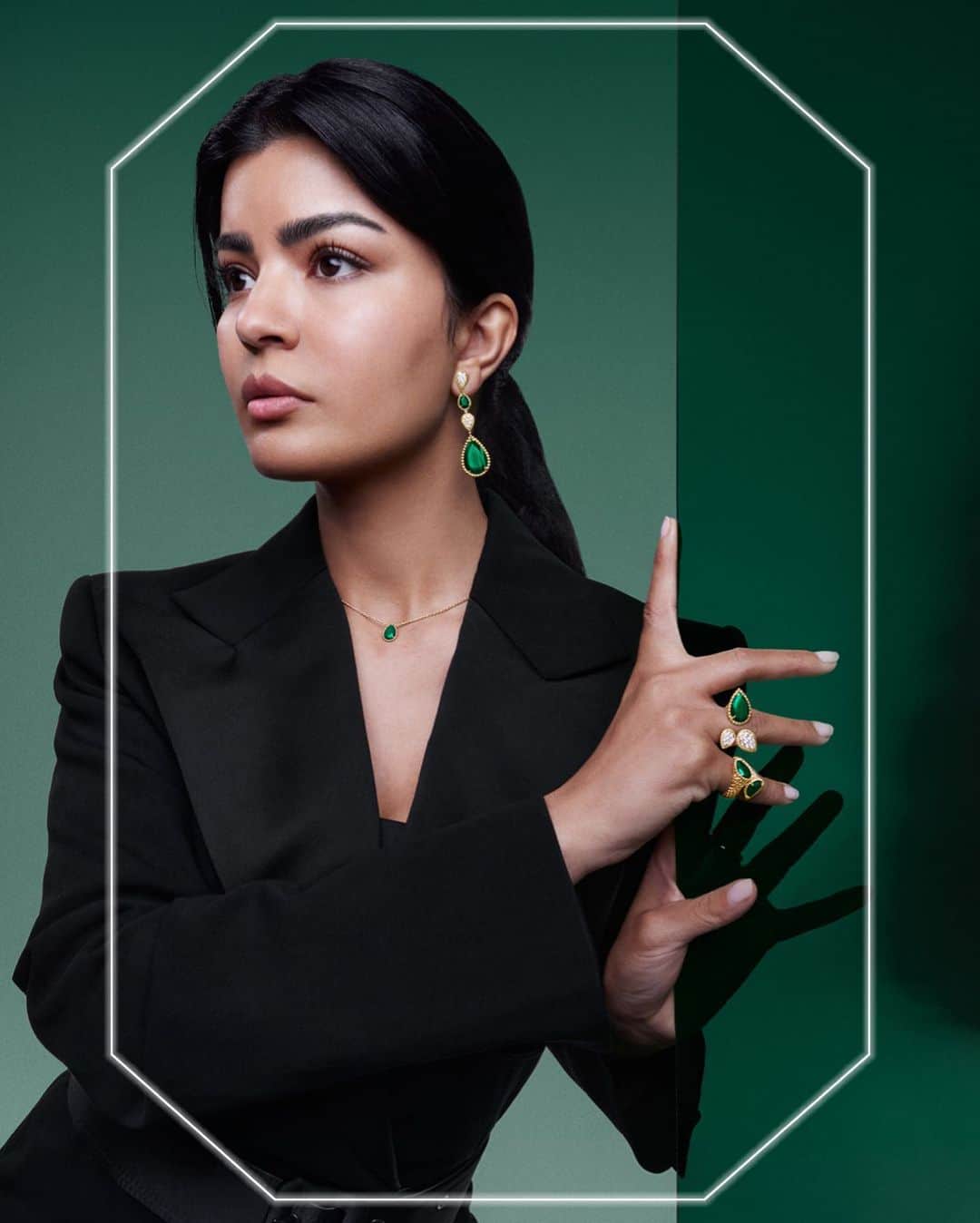 ブシュロンのインスタグラム：「Boucheron's first party guest has arrived. Tonight, Mila is in the mood for some color. Bring on the green! @milaalzahrani   #EmeraldEnchantment  #BoucheronHoliday #milaalzahrani」