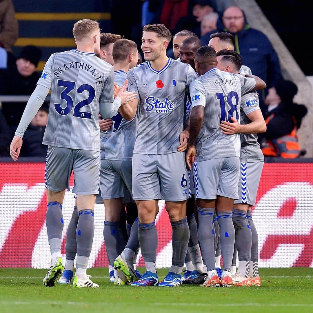 アシュリー・ヤングのインスタグラム：「Love a London Trip! Togetherness, Team Spirit and Never Say Die. UTFT 💙🤘🏾」