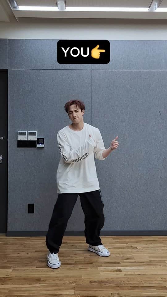 Stray Kidsのインスタグラム：「Rock🤘 with 🐺! #락챌린지 #LALALALA_Challenge   #StrayKids #스트레이키즈 #방찬 #BangChan #樂_STAR #ROCK_STAR #락 #樂 #LALALALA #StrayKidsComeback #YouMakeStrayKidsStay」