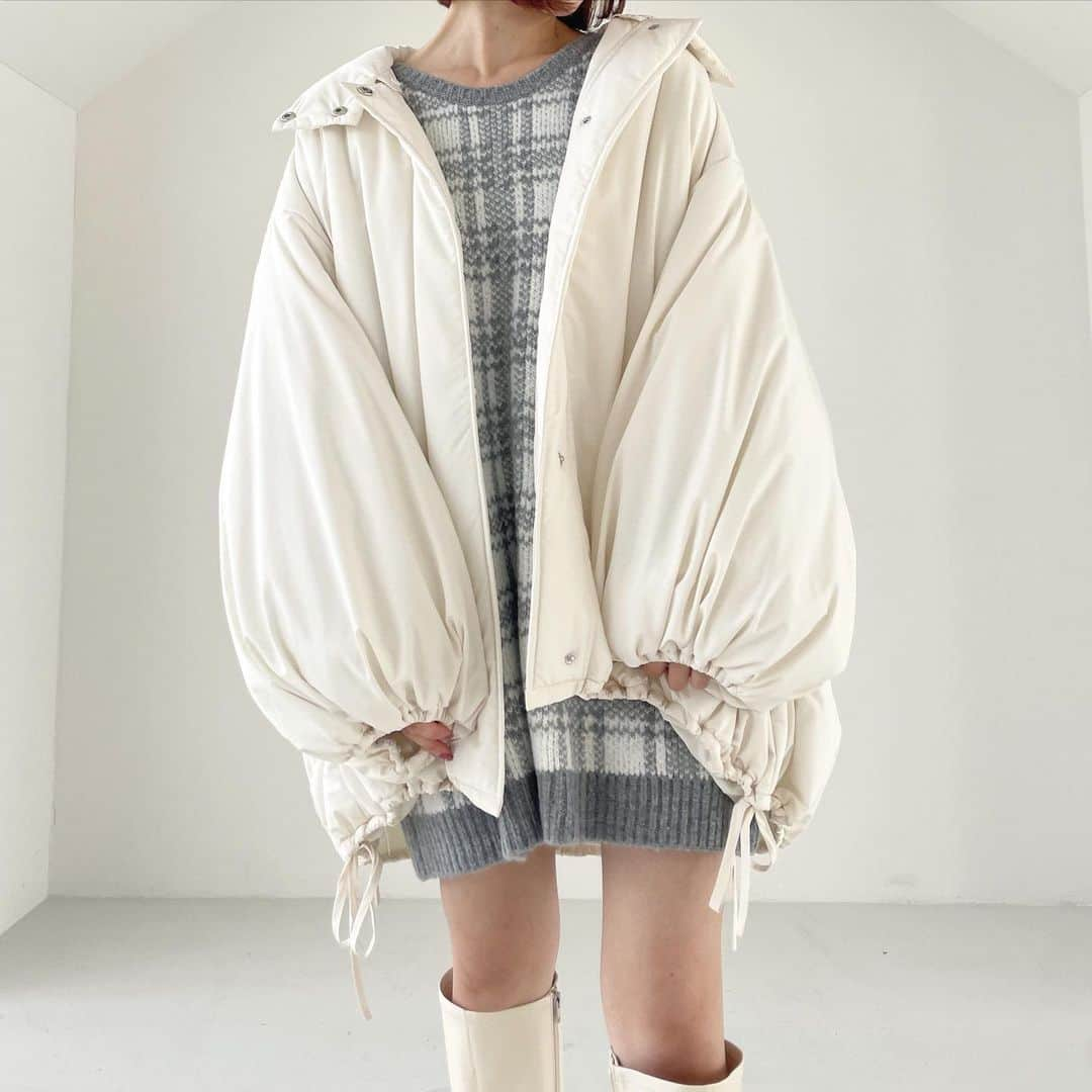 ヘザーのインスタグラム：「【 recommend outer 】  去年即完売した大人気アイテムが 新色を加えて再登場！ ⁡ #エアサーマルスタンドネックブルゾン  ¥14,300（税込） ⁡ カジュアル見えするブルゾンを女子っぽく 可愛く着るなら絶対コレ！ ⁡ スタイリッシュな大人ムードのスタンドネックは 取り外しが可能なので スタイルに合わせて雰囲気をチェンジできる 2WAY仕様です◎ ⁡ 中綿の分量にもこだわり、 最高に可愛いボリューム感の シルエットにしています♩ ⁡ 裾の膨らみをお好みでアレンジできる サイドリボンもコーデのアクセントに◎ ⁡ 【素材】 『 AIRTHERMAL エアサーマル 』 ⁡ 1．保温性 2．抗菌防臭 3．軽量 4．リサイクル（ポリエステルRENUを使用） ⁡ 軽量・嵩高性・暖かさの3要素を兼ね備えながら、 環境に配慮した進化した合繊中綿です。  チェックチュニックニット ¥5,500（税込） ⁡ 大ぶりなチェック柄が コーデの主役になるニット♩ 豊富なカラバリ展開も魅力です。 ⁡ お尻まですっぽり隠れる長めの着丈は、 気になる腰回りをカバーしつつ 女っぽく合わせていただけます。  item ----------------⁡ #インヒールロングブーツ  ¥11,000（税込） ----------------⁡  予約でご購入いただくと .Stポイントが2倍付与され大変お得です！ 気になるアイテムは是非、 お気に入り登録もよろしくお願いいたします🎉  ⁡ ⁡ ⁡ #Heather #ヘザー　#ヘザーのアウター #ブルゾン #冬アウター #ロングブーツ #ブーツ #ロングブーツコーデ #outer #エアサーマル #エアサーマルブルゾン #ニット #チュニック #中綿ブルゾン #ニットワンピ #ショートブーツ　#レースアップショートブーツ #レースアップブーツ #レースアップシューズ #着痩せ #アウターコーデ #ピンクアウター #キャップ #ミニスカート　#プリーツスカート #プリーツスカートコーデ　 ⁡ ⁡」