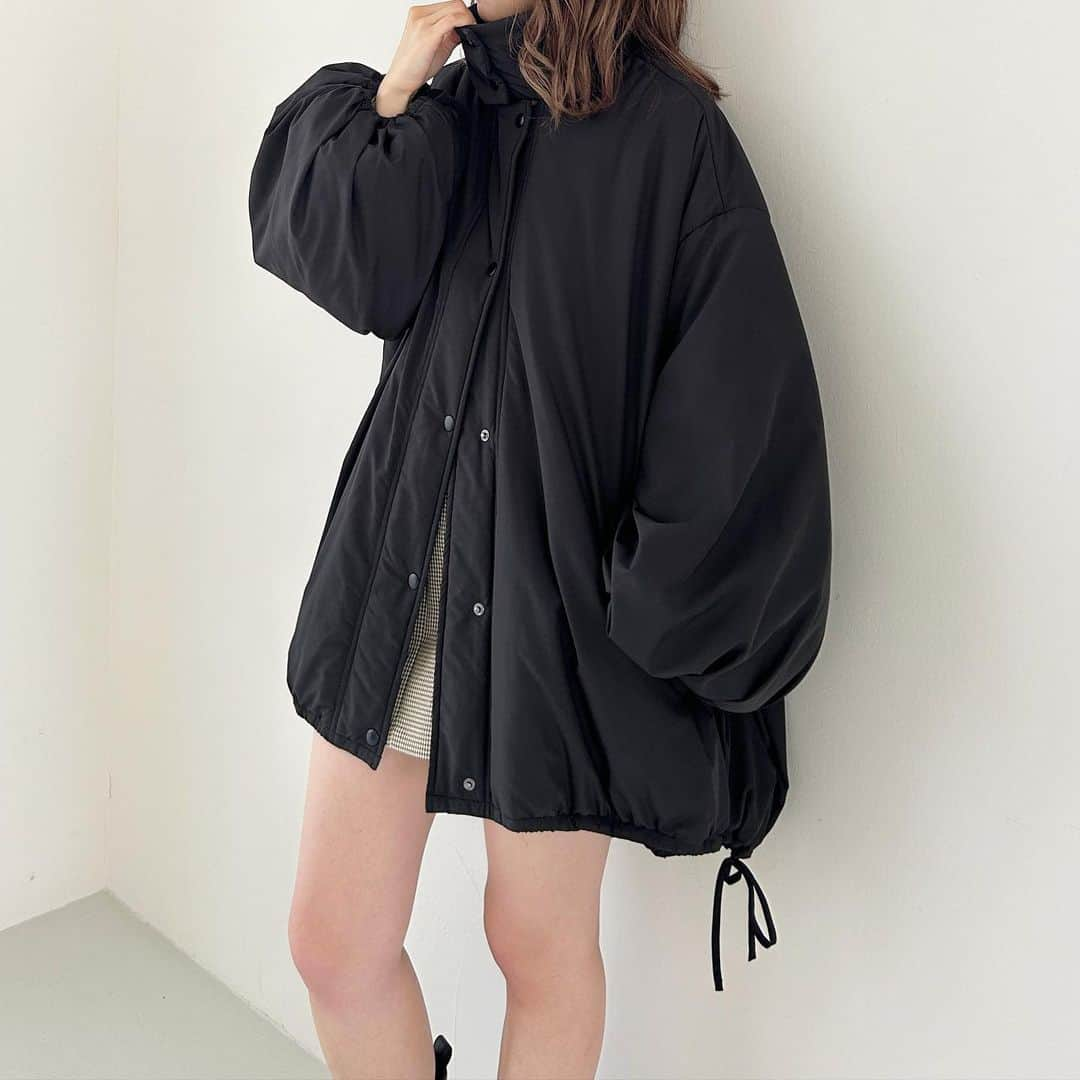 ヘザーさんのインスタグラム写真 - (ヘザーInstagram)「【 recommend outer 】  去年即完売した大人気アイテムが 新色を加えて再登場！ ⁡ #エアサーマルスタンドネックブルゾン  ¥14,300（税込） ⁡ カジュアル見えするブルゾンを女子っぽく 可愛く着るなら絶対コレ！ ⁡ スタイリッシュな大人ムードのスタンドネックは 取り外しが可能なので スタイルに合わせて雰囲気をチェンジできる 2WAY仕様です◎ ⁡ 中綿の分量にもこだわり、 最高に可愛いボリューム感の シルエットにしています♩ ⁡ 裾の膨らみをお好みでアレンジできる サイドリボンもコーデのアクセントに◎ ⁡ 【素材】 『 AIRTHERMAL エアサーマル 』 ⁡ 1．保温性 2．抗菌防臭 3．軽量 4．リサイクル（ポリエステルRENUを使用） ⁡ 軽量・嵩高性・暖かさの3要素を兼ね備えながら、 環境に配慮した進化した合繊中綿です。  チェックチュニックニット ¥5,500（税込） ⁡ 大ぶりなチェック柄が コーデの主役になるニット♩ 豊富なカラバリ展開も魅力です。 ⁡ お尻まですっぽり隠れる長めの着丈は、 気になる腰回りをカバーしつつ 女っぽく合わせていただけます。  item ----------------⁡ #インヒールロングブーツ  ¥11,000（税込） ----------------⁡  予約でご購入いただくと .Stポイントが2倍付与され大変お得です！ 気になるアイテムは是非、 お気に入り登録もよろしくお願いいたします🎉  ⁡ ⁡ ⁡ #Heather #ヘザー　#ヘザーのアウター #ブルゾン #冬アウター #ロングブーツ #ブーツ #ロングブーツコーデ #outer #エアサーマル #エアサーマルブルゾン #ニット #チュニック #中綿ブルゾン #ニットワンピ #ショートブーツ　#レースアップショートブーツ #レースアップブーツ #レースアップシューズ #着痩せ #アウターコーデ #ピンクアウター #キャップ #ミニスカート　#プリーツスカート #プリーツスカートコーデ　 ⁡ ⁡」11月13日 17時49分 - heather_love_official