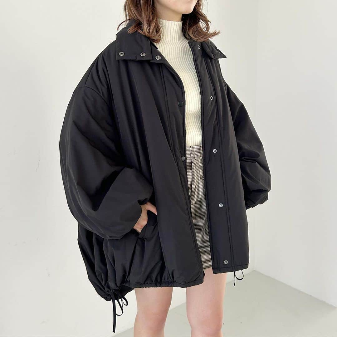 ヘザーさんのインスタグラム写真 - (ヘザーInstagram)「【 recommend outer 】  去年即完売した大人気アイテムが 新色を加えて再登場！ ⁡ #エアサーマルスタンドネックブルゾン  ¥14,300（税込） ⁡ カジュアル見えするブルゾンを女子っぽく 可愛く着るなら絶対コレ！ ⁡ スタイリッシュな大人ムードのスタンドネックは 取り外しが可能なので スタイルに合わせて雰囲気をチェンジできる 2WAY仕様です◎ ⁡ 中綿の分量にもこだわり、 最高に可愛いボリューム感の シルエットにしています♩ ⁡ 裾の膨らみをお好みでアレンジできる サイドリボンもコーデのアクセントに◎ ⁡ 【素材】 『 AIRTHERMAL エアサーマル 』 ⁡ 1．保温性 2．抗菌防臭 3．軽量 4．リサイクル（ポリエステルRENUを使用） ⁡ 軽量・嵩高性・暖かさの3要素を兼ね備えながら、 環境に配慮した進化した合繊中綿です。  チェックチュニックニット ¥5,500（税込） ⁡ 大ぶりなチェック柄が コーデの主役になるニット♩ 豊富なカラバリ展開も魅力です。 ⁡ お尻まですっぽり隠れる長めの着丈は、 気になる腰回りをカバーしつつ 女っぽく合わせていただけます。  item ----------------⁡ #インヒールロングブーツ  ¥11,000（税込） ----------------⁡  予約でご購入いただくと .Stポイントが2倍付与され大変お得です！ 気になるアイテムは是非、 お気に入り登録もよろしくお願いいたします🎉  ⁡ ⁡ ⁡ #Heather #ヘザー　#ヘザーのアウター #ブルゾン #冬アウター #ロングブーツ #ブーツ #ロングブーツコーデ #outer #エアサーマル #エアサーマルブルゾン #ニット #チュニック #中綿ブルゾン #ニットワンピ #ショートブーツ　#レースアップショートブーツ #レースアップブーツ #レースアップシューズ #着痩せ #アウターコーデ #ピンクアウター #キャップ #ミニスカート　#プリーツスカート #プリーツスカートコーデ　 ⁡ ⁡」11月13日 17時49分 - heather_love_official