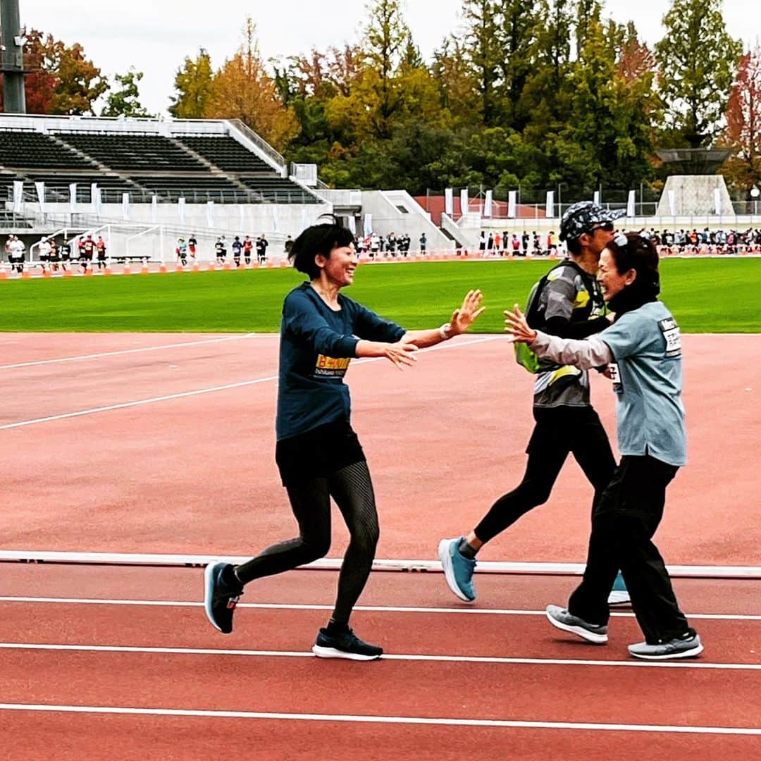 有森裕子さんのインスタグラム写真 - (有森裕子Instagram)「平成元年からの付き合い。 ランニングクラブ同期同僚として、 マラソン練習(アトランタ五輪)パートナーとして、 ビジネスマネージャーとして、 所属会社の社長として、 30年以上の時間を共にしてきた。  こうして、仕事とはいえ 彼女のマラソンをハイタッチで迎えたのは初めて⁉️ ナイスショットな写真📸 なんだかちょいスペシャルな嬉しさ😊❣️  お疲れ様でした〜♪」11月13日 17時52分 - arimori.yuko33