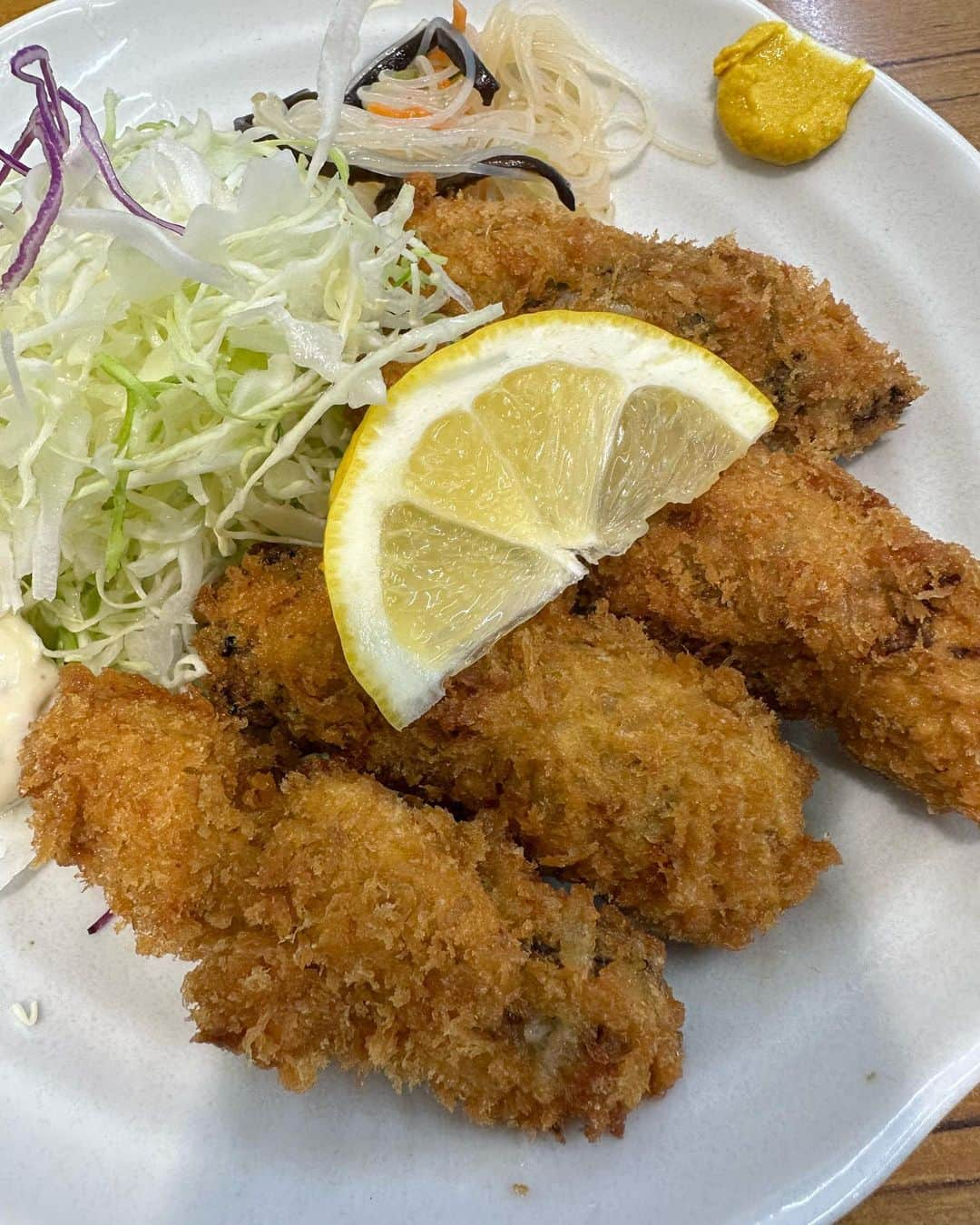 春日潤也のインスタグラム：「最近の揚げ物❤️ カキフライ 春菊天そば 上ミノ天 海鮮ミックスフライ 鯵南蛮 カキフライ  #揚げ物 #揚げ物大好き  #カキフライ #春菊天そば  #上ミノ天ぷら  #鯵南蛮  #唐揚げ いつも写真撮り忘れる」