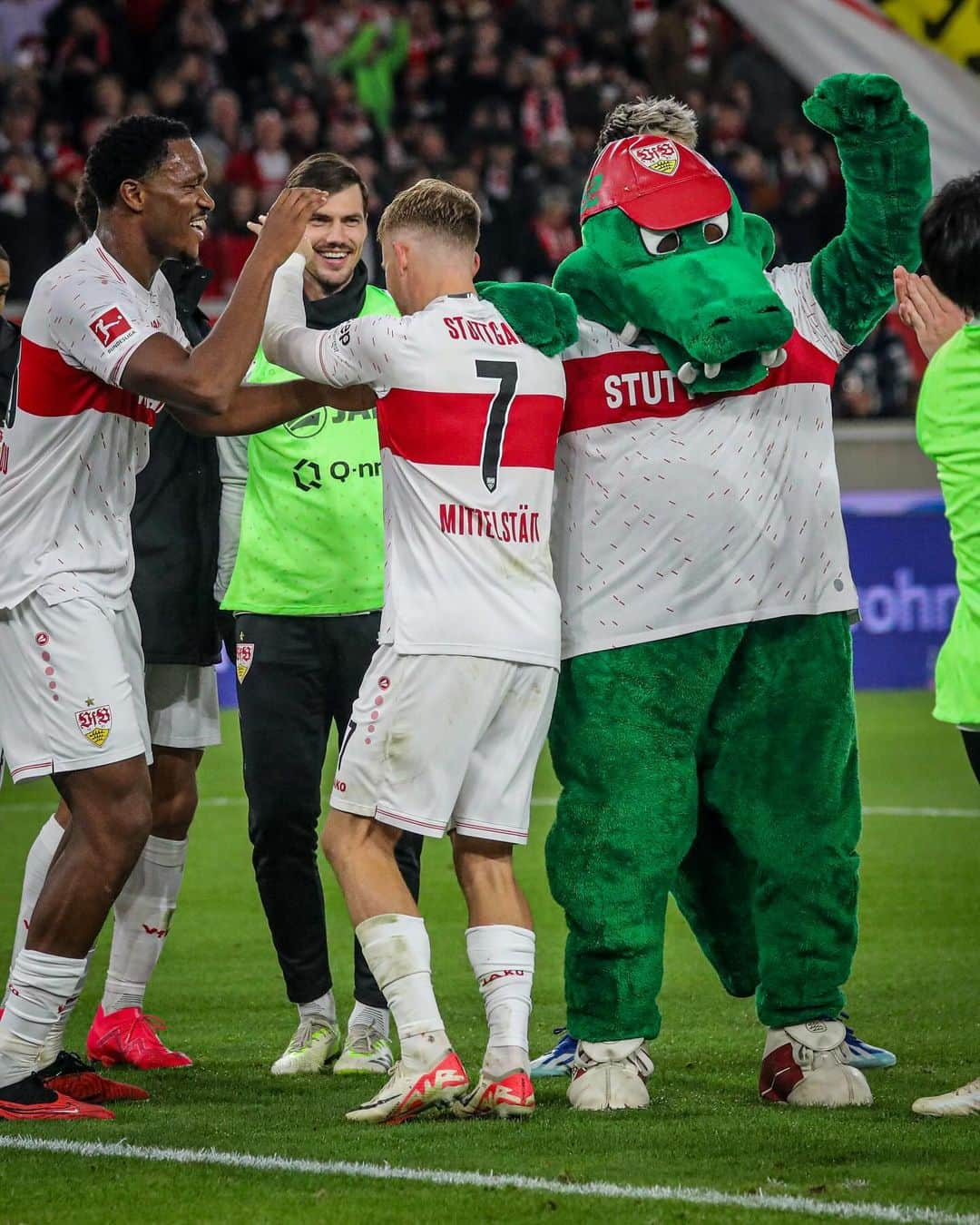 VfBシュトゥットガルトさんのインスタグラム写真 - (VfBシュトゥットガルトInstagram)「#Team 🫶🥰 _ #VfB #VfBBVB 2:1 #vfbstuttgart #vfbstuttgart1893 #auscannstatt #furchtlosundtreu #VfBInsta」11月13日 17時52分 - vfb