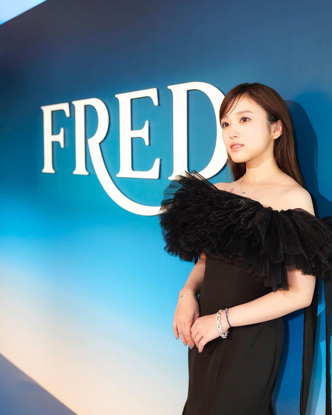 矢吹奈子のインスタグラム：「FREDの限定ポップアップ”Happy Blue Shades” が阪急うめだ本店9階 阪急ギャラリーに限定オープンとのことでお伺いしてきました💙 1966年に誕生した「フォース10」のヘリテージやデッサンなども飾られていて、デジタルインスタレーションもあり、じっくりメゾンの世界観に浸ることができました✧ 11/20まで開催なので、お近くの方はぜひ遊びにいってみてくださいね☺︎ @fredjewelry #PR #FREDHankyuUmeda #FREDHappyBlueShades #FREDJewelry #FREDParis」