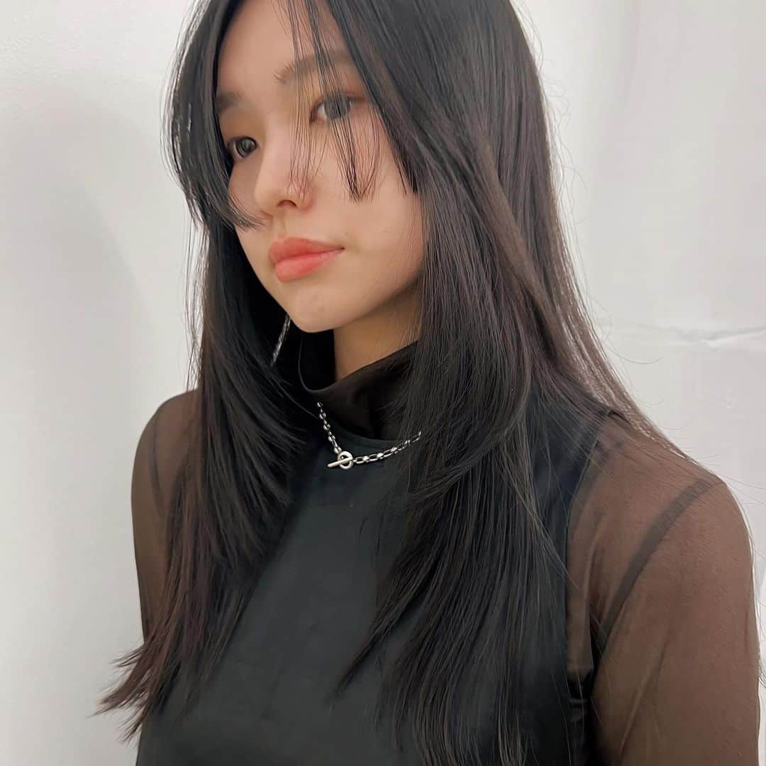 マツオモモコのインスタグラム：「ロングスタイルにメリハリと遊び心のflont layer🖤 . . #hair #cut #color #デザインカット #レイヤーカット #フロントレイヤー #顔まわりカット」