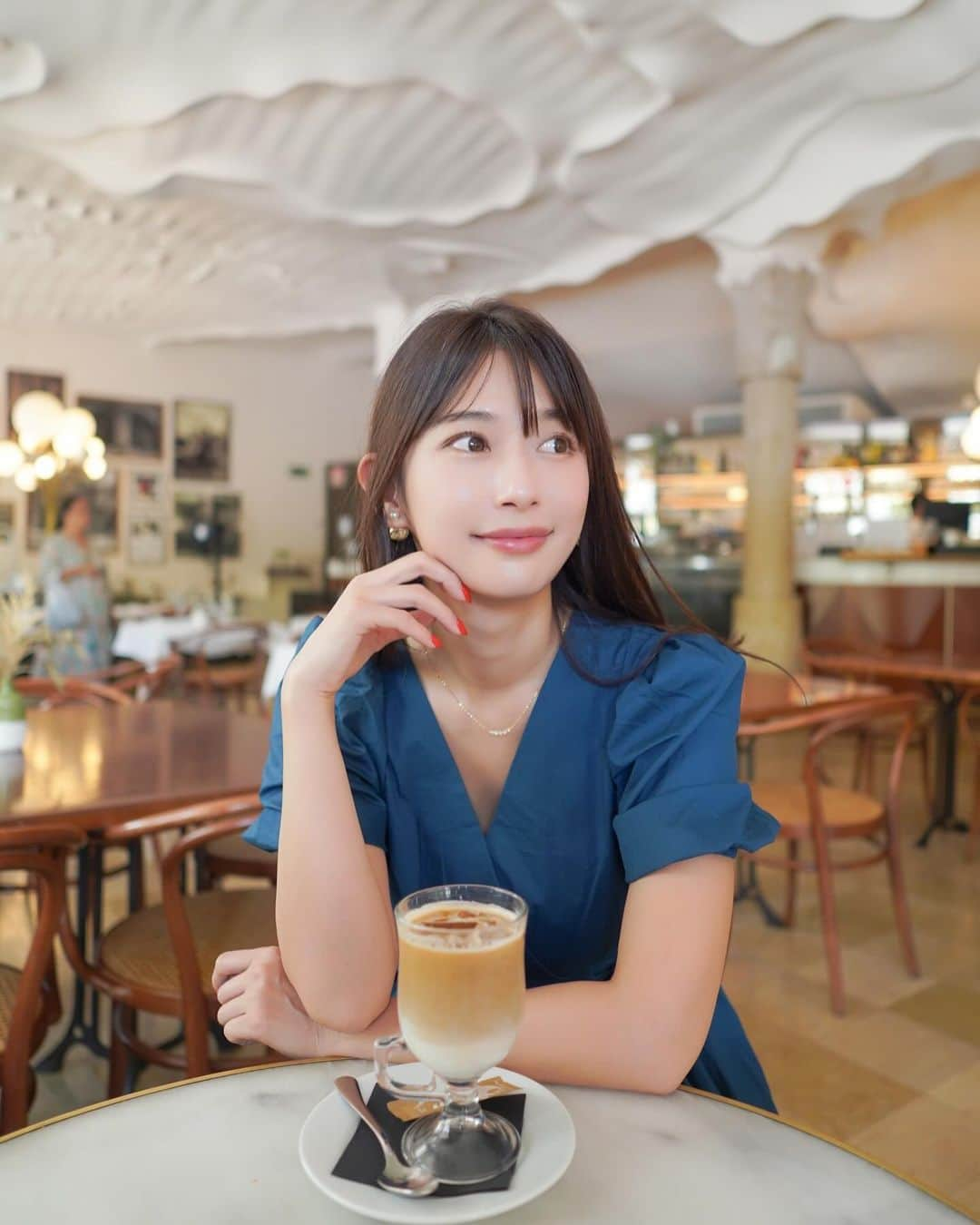 日野礼香のインスタグラム：「カサ・ミラの中のカフェ☕️ 天井がホイップみたいで可愛かった🤍  #spain #spaintravel #cafe #trip #travel #tripstagram #travelstagram  #japanesegirl #spaintrip #barcelona #スペイン #スペイン旅行 #バルセロナ #スペイングルメ #海外旅行 #旅好き #旅好き女子 #タビジョ #旅スタグラム #旅グルメ  #カフェ #バルセロナカフェ」