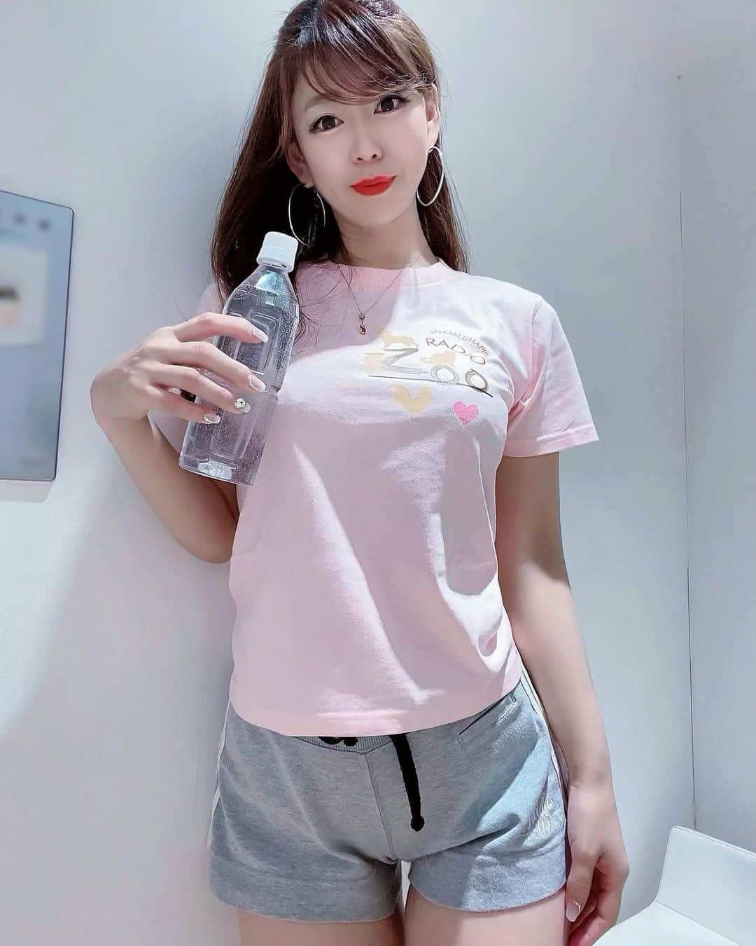 柴田幸子のインスタグラム：「＼オリジナルTシャツ販売／  今回オリジナルTシャツ制作のTMIXさんと コラボさせていただいたご縁で  こちらの柴田制作のオリジナルTシャツを オンラインコミュニティ会員さま向けに 販売することになりました😆🙌🏻♡  （まずは会員さま先行で、その後一般の皆さまには 　数量限定で販売するかも（未定）？？）  -----------------------------------  ＼📍ご購入希望の方📍／  ①定番Tシャツ／スポーツドライTシャツ 　からお好きなタイプを選択  　▶︎スポーツドライTシャツは 　　吸汗速乾性に優れていますが 　　定番Tシャツの方がカラー＆サイズが豊富 　▶︎お写真の5枚目を参照  ②お好きなカラーを選択  　▶︎定番Tシャツ：全52色 　▶︎スポーツドライTシャツ：全13色  　▶︎お写真の6、7枚目を参照 　▶︎お写真の8、9枚目は一部カラーにはめてみたもの  ③お好きなサイズを選択  　▶︎定番Tシャツ：全12サイズ 　▶︎スポーツドライTシャツ：全10サイズ  　▶︎お写真の10枚目を参照 　▶︎私のサイズは「定番Tシャツ」の「140」  ④シリアルナンバーの有無を選択  　▶︎柴田が1なので「2〜」のシリアルナンバーを 　　ご注文をいただいた順番で左腕に入れます 　▶︎特に記載がなければ 　　シリアルナンバーはお入れしません 　　ご希望の方のみご明記ください 　▶︎お写真の2、3枚目を参照 　（もう少し数字はコンパクトにするかな、、）  【価格】※いずれも「税込・送料込」  ✔︎＜ナンバーなし＞定番＆ドライ：2,800円 ✔︎＜ナンバーあり＞定番：3,500円 ／  ドライ：3,700円  【お支払い方法】  ✔︎銀行振り込み  以上、①〜④までをご選択いただき  📍郵便番号 📍ご住所 📍お名前 📍お電話番号 📍ご希望枚数  をご明記の上 こちらのアカウント・プロフィール欄右下にある メールボタンからお申し込みください📩  お申し込みをいただいた方には お支払い先のご案内等をお送りします。  Tシャツの発注はお支払いの確認ができてからとなり 2、3週間ほどのお時間をいただくことを 予めご了承ください🙏🏻  なお、お申し込みの期限は 11月26日（日）いっぱいとさせていただきます⚠️  ご不明点等ございましたら コメント欄からどうぞ！  動物園Tシャツで集まる機会も そのうち作りたいと思っています😆🙌🏻♡ ・ ・」