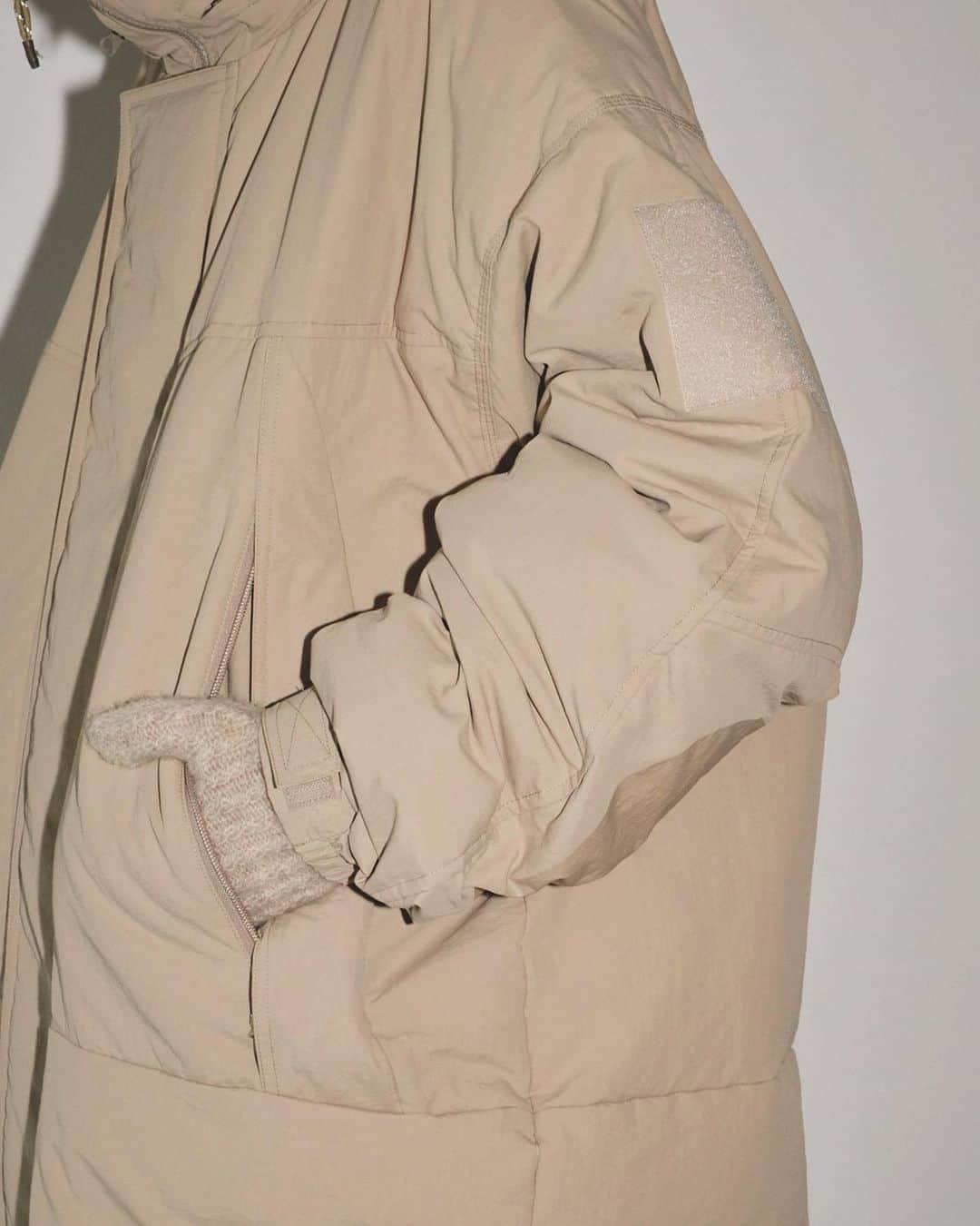 のインスタグラム：「11.10（ fri ）in stock  Monster Down Coat （ olive / black ）  ビッグシルエットで圧倒的な存在感が魅力のモンスターダウンコート。元々は、アメリカ軍の特殊部隊のために開発されたことが由来のコート。古着のような風合いで、包み込むような暖かさと軽さが特徴的です。国内の生地を使用し、ファスナーの引手用のコードやマジックテープなど細かいディティールまでこだわった今季おすすめのコートです。  #lifes #todayful」