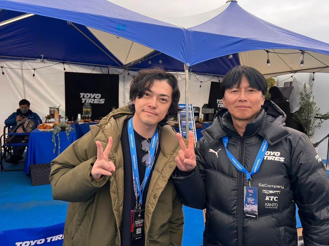 勝地涼さんのインスタグラム写真 - (勝地涼Instagram)「D-1グランプリに遊びに行きました！！ 迫力が凄過ぎたー！！ なんと同乗走行もさせていただき 人生初のドリフトを味わえて最高に楽しい1日でした！  2枚目の動画、赤白の車に乗ってます😂  宇田さん、米岡さん、三浦さん 新たな出会いに感謝☺️🙌」11月13日 17時57分 - ryo.katsuji.official