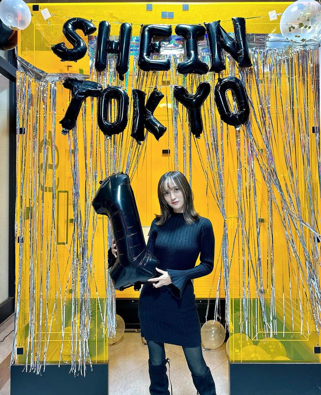 奥山絵里奈さんのインスタグラム写真 - (奥山絵里奈Instagram)「SHEIN TOKYO  1周年👏  もう1周年なんですね！早い！ この一年で1番購入したブランドは @shein_japan だったかも！  1周年コレクションに参加させていただきました！  #ファッションショー も見応え抜群！  お気に入りの洋服沢山見つけて 早速チェックした😍☑️  1周年コレクションには 黒のニットワンピを♡  SHEIN から出た アジア人サイズの 新ブランドFRIFULです！  🆔24338364  袖がが広がっていて ミニ丈で可愛い💕 生地も温かいよ！ サイズはSサイズ！ 私の身長は160cmです👍  クーポンコード 『ANV23』 期間：23/11/1~23/12/13 0〜5999円 15%OFF 6,000円以上20OFF  @Shein_japan  #PR#SHEIN #SHEINTOKYO1周年 #SHEINコーデ #FRIFULコーデ #SHEIN商品レビュー#SHEIN購入品 #SHEIN×GIANNA #SHEINTOKYO1周年記念コレクション#フリフル#シーインコーデ#シーイン購入品#sheinクーポン#タイトワンピース #ママコーデプチプラ #ampoulestudio」11月13日 17時57分 - erinaokuyama
