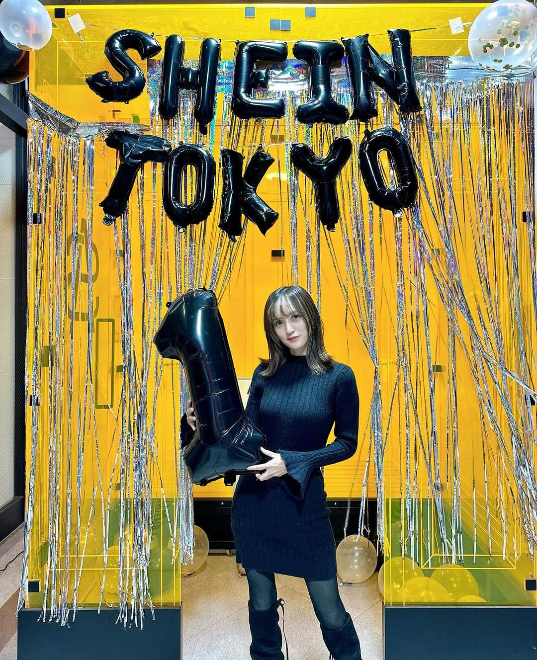 奥山絵里奈のインスタグラム：「SHEIN TOKYO  1周年👏  もう1周年なんですね！早い！ この一年で1番購入したブランドは @shein_japan だったかも！  1周年コレクションに参加させていただきました！  #ファッションショー も見応え抜群！  お気に入りの洋服沢山見つけて 早速チェックした😍☑️  1周年コレクションには 黒のニットワンピを♡  SHEIN から出た アジア人サイズの 新ブランドFRIFULです！  🆔24338364  袖がが広がっていて ミニ丈で可愛い💕 生地も温かいよ！ サイズはSサイズ！ 私の身長は160cmです👍  クーポンコード 『ANV23』 期間：23/11/1~23/12/13 0〜5999円 15%OFF 6,000円以上20OFF  @Shein_japan  #PR#SHEIN #SHEINTOKYO1周年 #SHEINコーデ #FRIFULコーデ #SHEIN商品レビュー#SHEIN購入品 #SHEIN×GIANNA #SHEINTOKYO1周年記念コレクション#フリフル#シーインコーデ#シーイン購入品#sheinクーポン#タイトワンピース #ママコーデプチプラ #ampoulestudio」