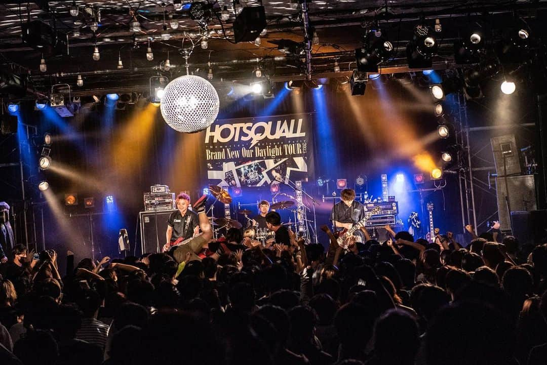 チフネシンゴさんのインスタグラム写真 - (チフネシンゴInstagram)「. 2023.11.10(fri) "Brand New Our Daylight TOUR 2023 FINAL" at 恵比寿LIQUIDROOM  . ここまで長いこと駆け抜けてきたけど、ひとつの大切な一日になったと思います。 Sonicのように過ぎ去る時間の中で、まだまだ行く先へのDistanceは遠いけど、一瞬一瞬を大事にHappyの瞬間を見落とさずに切り取って積み重ねて、それらをMemoriesという糧にして常に希望を持って未来に向かいたいものです！  友だちのバンドのみんな、スタッフのみんな、 来てくれたみんな、ありがとちゃん！  (さあこれからどうなるー？ 来年25周年ってかー！ すげーアルバム作りたいなー！)  #hotsquall #ホスコ #shank #kuzira #リキッドルーム #rock #punk #live #livehouse #laughatlife #人生を笑え  photo by @manaty49」11月13日 17時58分 - chikkun_hotsquall