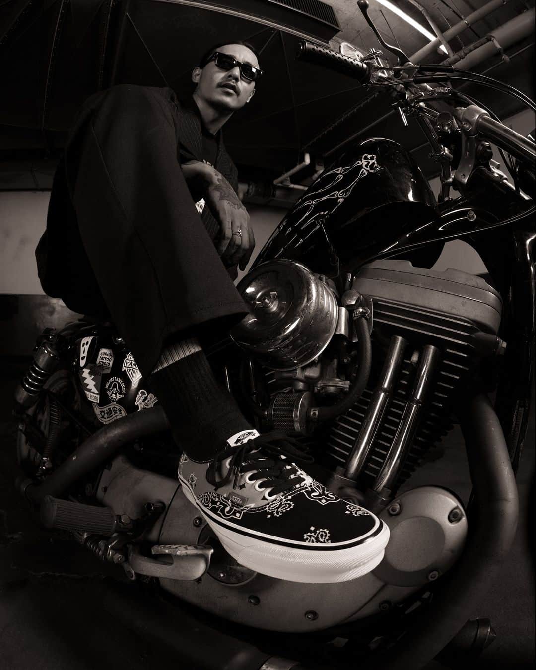 のインスタグラム：「シグネチャーのバンダナグラフィックがアップデートされたVault by Vans x BEDWIN & THE HEARTBREAKERSコラボレートコレクション第2弾が2023年11月17日(金)より販売開始（11月16日(木) 12:00よりDAYZとBEDWINオンラインストア先行発売）。  今回もBEDWIN & THE HEARTBREAKERSディレクターの渡辺真史自身が10代頃から愛してやまないAUTHENTICと、新たなアプローチとしてKNU SKOOLをベースに製作。2021年のコラボレーションに続き、今回もシグネチャーのバンダナグラフィックを採用。渡辺自身が当時着用していたバンダナを使ってカスタマイズドされたVANSスニーカーからインスピレーションを得ている。  詳しくは、www.vans.co.jpをチェック。  @bedwin_official」