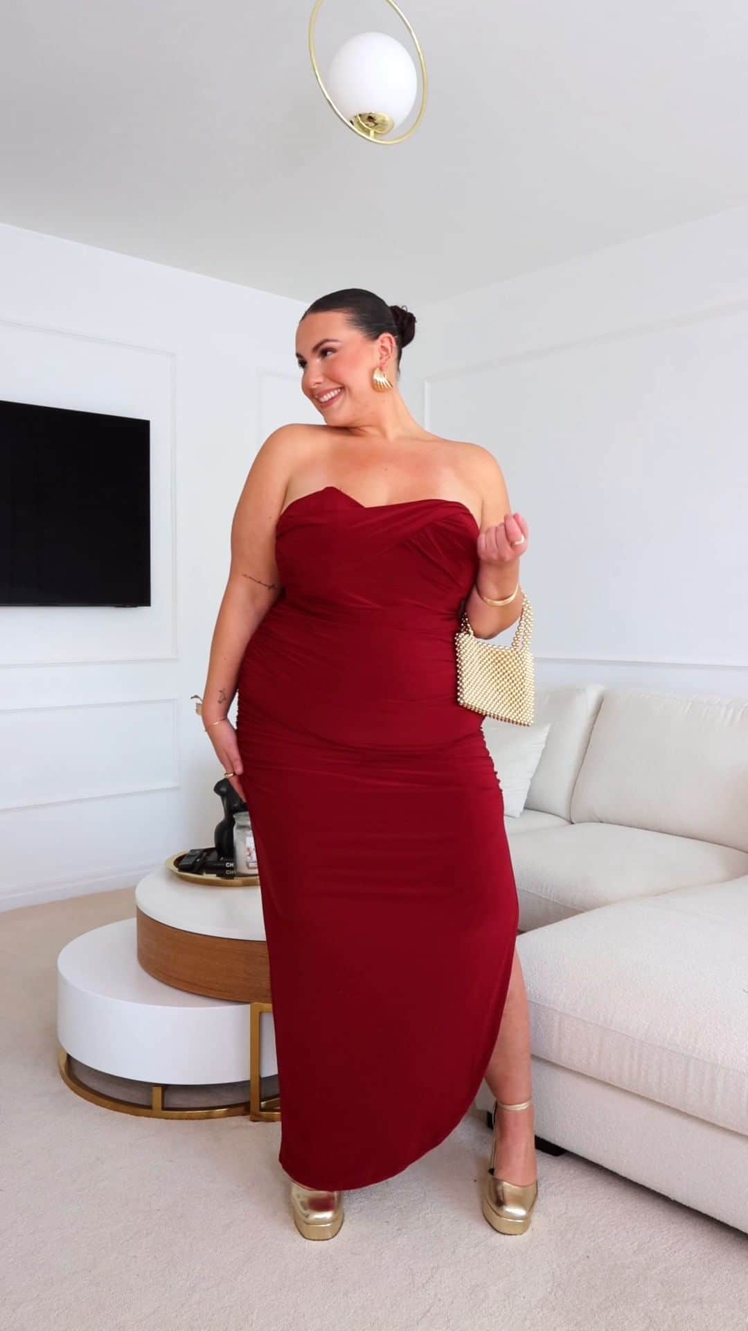 ASOSのインスタグラム：「It's official... The Black Friday warm-up has landed! Keep it locked for BIG daily deals all week starting with 20% OFF ALL DRESSES 👗🏃‍♀️💨  As Seen On @TheTallySharp (She/Her)」