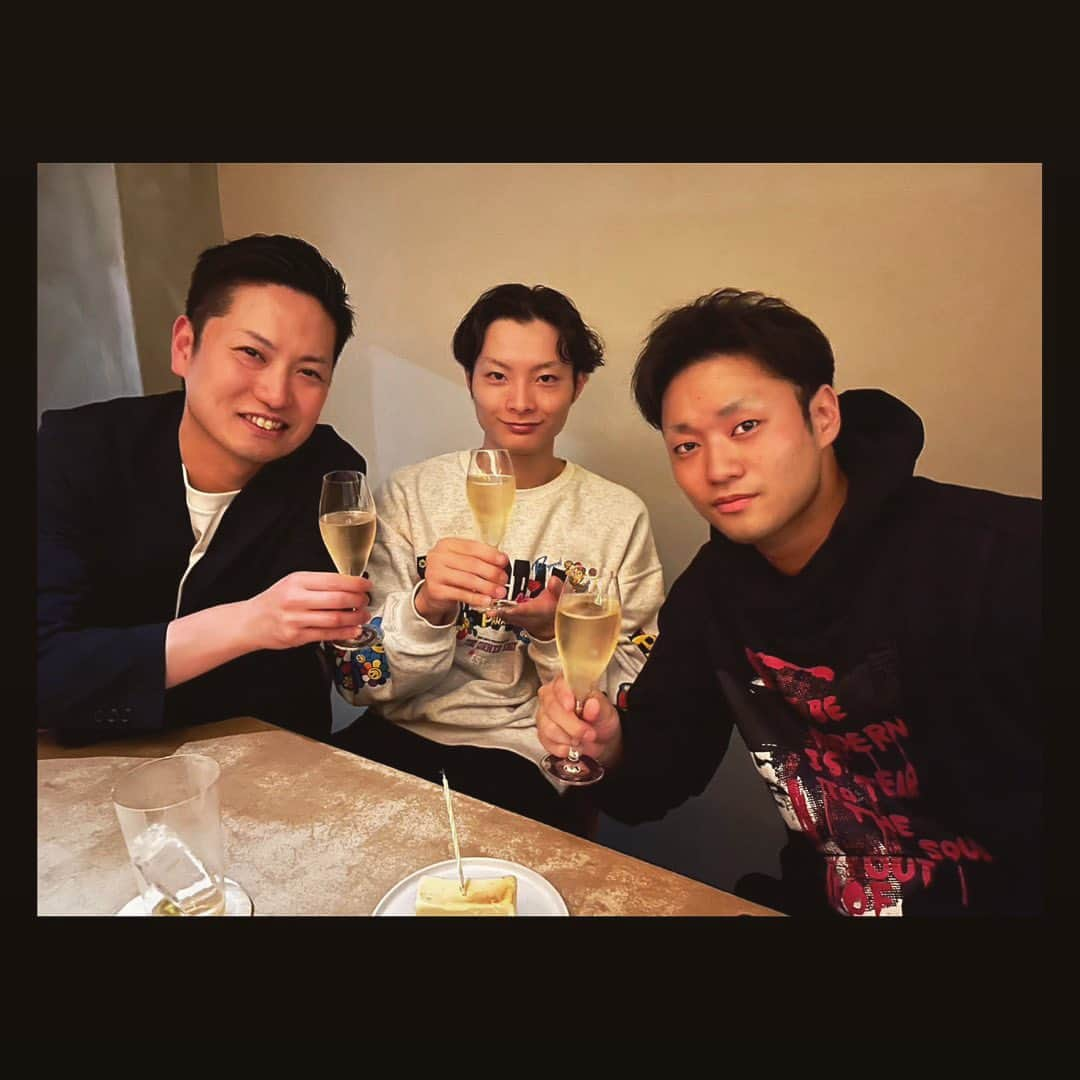 中村福之助さんのインスタグラム写真 - (中村福之助Instagram)「. 11月13日。26歳になりました⭐️ 去年に続いて中村座で誕生日を迎えました。 節目の月に、憧れのお役を演らせていただけて、 とても嬉しいです！ ⁡ しかし今日は公演が中止となってしまい、 チケットを取ってくださったお客様には申し訳ない気持ちでいっぱいです。 なんとか明日から再開できるよう稽古してますので、 お待ちください！ ⁡ このような状況になってしまいましたが、 昨日は芝晶さんと橋光くんがお祝いしてくれました！ ⁡ 26歳も充実できるよう頑張りますので、 宜しくお願いします🙇‍♂️ ⁡ ⁡ #中村福之助」11月13日 18時00分 - fukunosuke_3