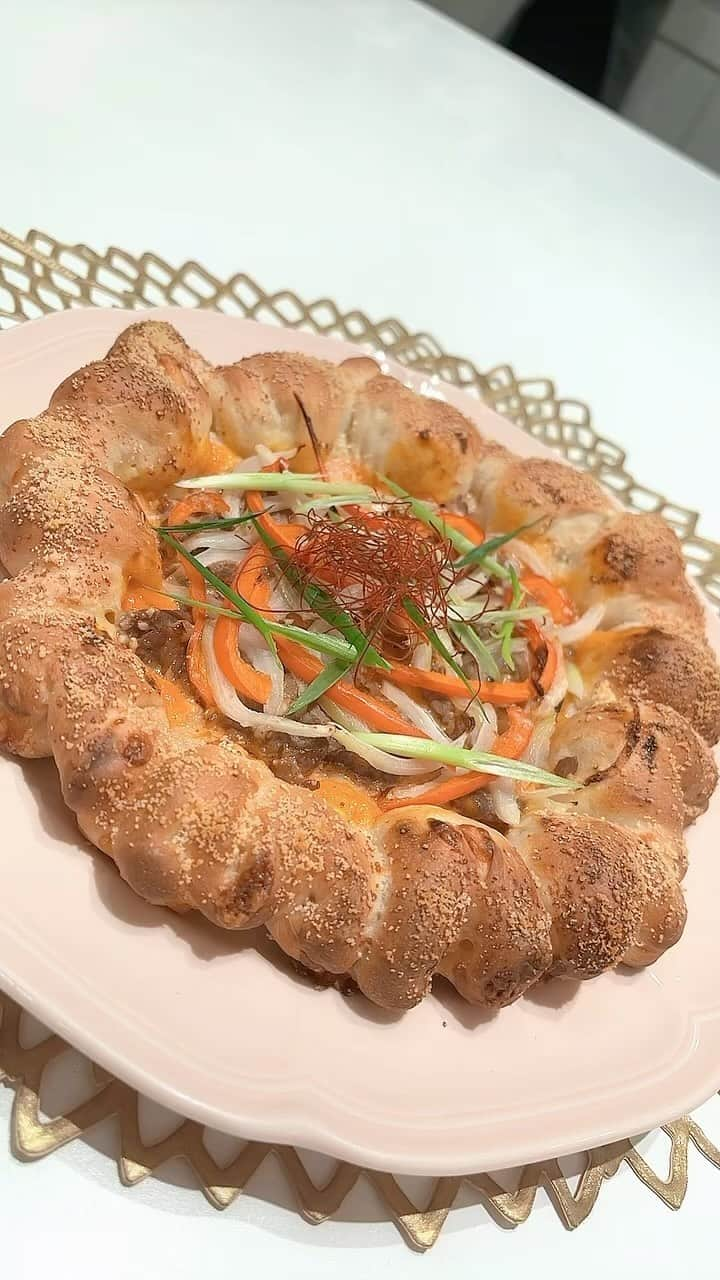 明星優花のインスタグラム：「プルコギチーズピザ🍕 作りました✨ 生地もふわふわで、とっても美味しくできました😍  #ピザ #手作り #手作りピザ #手作り料理 #料理 #料理好きな人と繋がりたい  #料理記録  #料理女子  #料理初心者  #料理写真  #手料理  #料理好き  #キッチングラム #女子力 #女子力アップ  #女子力向上委員会  #女子力高め  #女子力あげたい  #インスタ女子 #インスタグルメ #インスタグラマー #インフルエンサー #TikTok #女社長 #女性起業家」