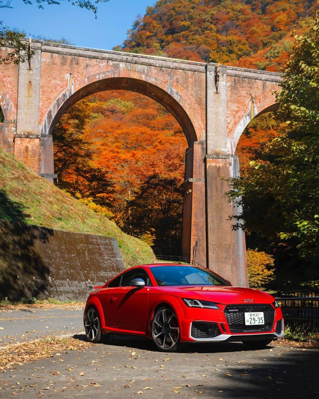 アウディ ジャパンのインスタグラム：「秋の彩りをまとう煉瓦造りのアーチに、タンゴレッド メタリックのAudi TTRS Coupéの姿が調和する。  長い月日が経っても色褪せない魅力を放つ両者の美しさが、 エモーショナルな情景を創り上げる。  *特別な許可を得て撮影しています。  #AudiTTRS #AudiTTRSCoupe  #AudiTT #アウディTTRS #アウディTT #Audi #AudiJapan #アウディ #アウディジャパン #スポーツカー #AudiLife #Audigram #CarLife #CarLifeStyle #GermanCars #アウディのある生活 #アウディのある風景 #碓氷第三橋梁 #めがね橋 #碓氷峠 #紅葉 #紅葉スポット #紅葉ドライブ #紅葉シーズン #行楽シーズン #国内旅行 #群馬県 #安中市 #群馬ドライブ #gunmatrip」