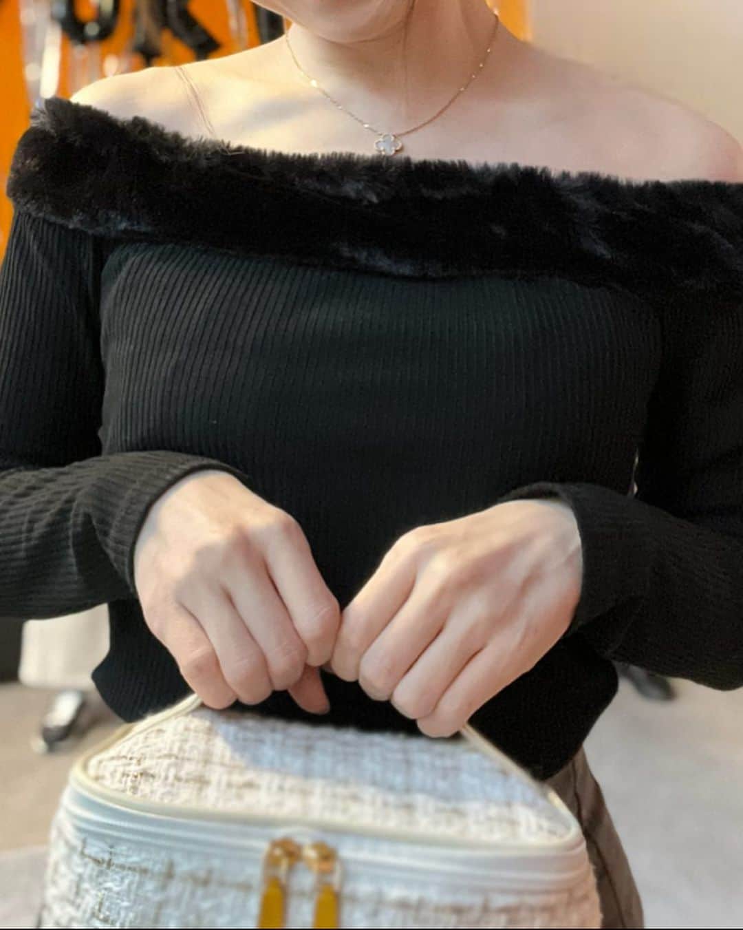 早川愛さんのインスタグラム写真 - (早川愛Instagram)「🖤🖤🖤  急に冬みたいな寒さだけど風邪ひかないように今週もがんばろう🫨🫨  SHEIN TOKYO1周年記念コレクションにご招待していただきました🖤🖤🖤 私が着ているのはなんと全身SHEINで、 ニットとスカートはSHEINの新ブランドFRIFULだよ🖤🖤🖤 クーポンコードもぜひ使ってね🖤  ・ 🎀tops 商品🆔24436286 着用サイズMサイズ /ファーがずり落ちたりしなくて優秀✨  🎀skirt 商品🆔22263216 着用サイズMサイズ /インナーはパンツになってるから安心！ 薄めの生地だから春夏にぴったりだけど一年中つかえる🙆‍♀️  ・  ❤️クーポンコードはこちら❤️ コード名：ANV23 期間：23/11/1~23/12/13 割引率：0〜5999円 15%オフ，6,000円以上20%オフ  ・  #PR  @shein_japan  #SHEIN #SHEINTOKYO1周年 #SHEINコーデ #FRIFULコーデ #SHEIN商品レビュー #shein購入品 #SHEINTOKYO1周年記念コレクション」11月13日 18時01分 - megumegu_1006