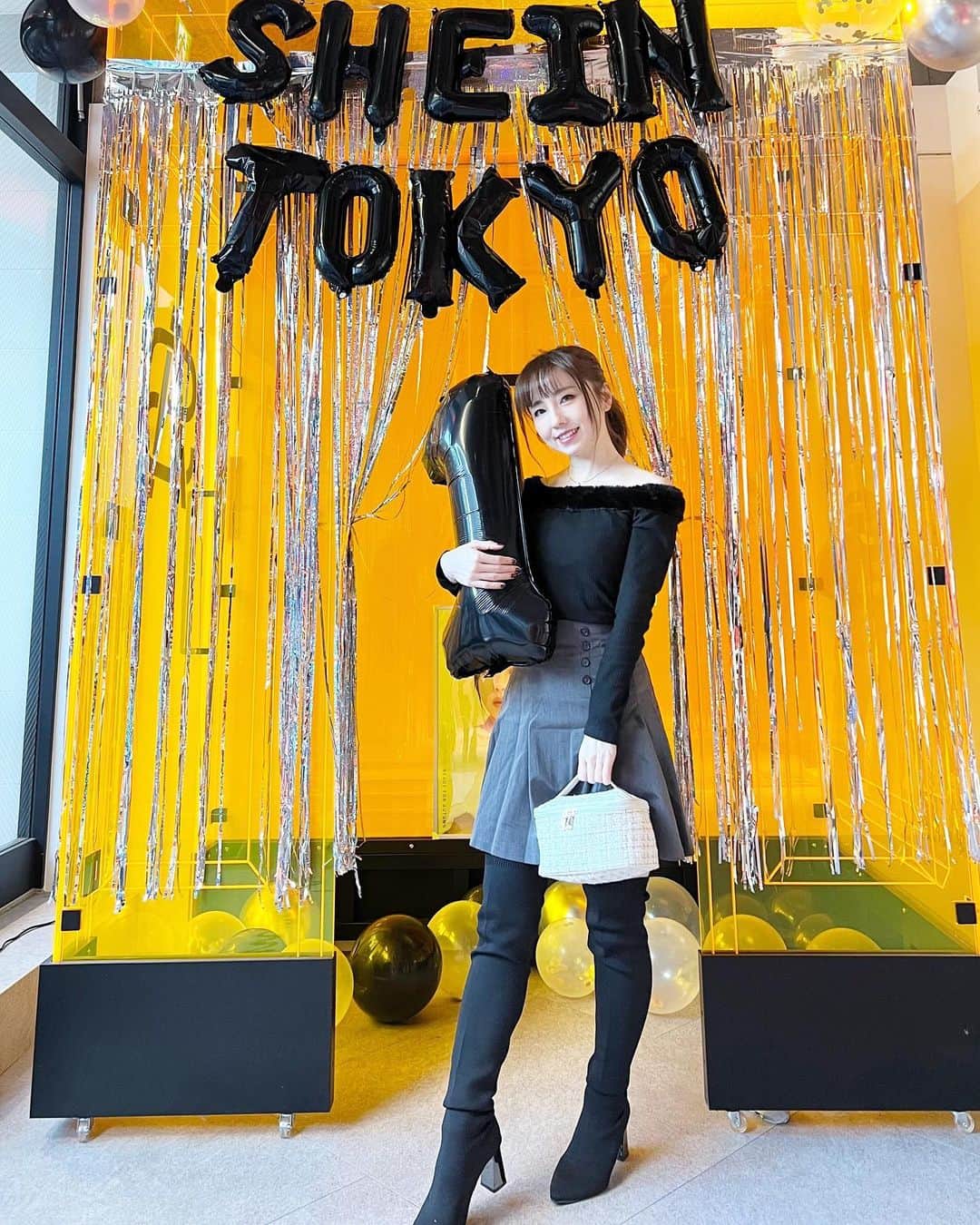 のインスタグラム：「🖤🖤🖤  急に冬みたいな寒さだけど風邪ひかないように今週もがんばろう🫨🫨  SHEIN TOKYO1周年記念コレクションにご招待していただきました🖤🖤🖤 私が着ているのはなんと全身SHEINで、 ニットとスカートはSHEINの新ブランドFRIFULだよ🖤🖤🖤 クーポンコードもぜひ使ってね🖤  ・ 🎀tops 商品🆔24436286 着用サイズMサイズ /ファーがずり落ちたりしなくて優秀✨  🎀skirt 商品🆔22263216 着用サイズMサイズ /インナーはパンツになってるから安心！ 薄めの生地だから春夏にぴったりだけど一年中つかえる🙆‍♀️  ・  ❤️クーポンコードはこちら❤️ コード名：ANV23 期間：23/11/1~23/12/13 割引率：0〜5999円 15%オフ，6,000円以上20%オフ  ・  #PR  @shein_japan  #SHEIN #SHEINTOKYO1周年 #SHEINコーデ #FRIFULコーデ #SHEIN商品レビュー #shein購入品 #SHEINTOKYO1周年記念コレクション」