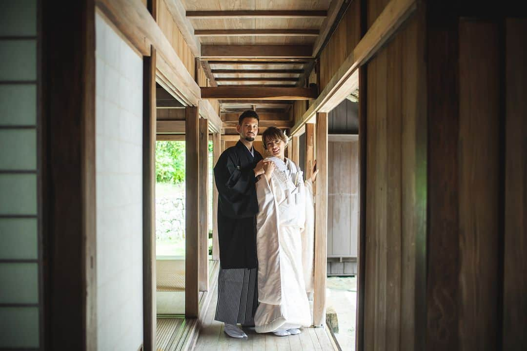 ラヴィ•ファクトリーのインスタグラム：「【写真で叶える結婚式】 . 日本の伝統美溢れる場所で 和装の前撮りを*  見つめ合うおふたりの眼差しが温かく おふたりの表情から 家族になれることへの喜びを感じます♡ . —————— ラヴィファクトリー:@okinawa_laviefactory Photographer: @daichi1457 AREA:JAPAN,OKINAWA —————— @laviefactoryをフォローして #laviefactory #ラヴィファクトリー のハッシュタグをつけて お写真を投稿してみてくださいね* . こちらの公式IG（@laviefactory） で取り上げさせていただきます✨ . 思わず笑顔になれるハートのある 「家族写真」はラヴィクルール* >>>@laviecouleur_official . #wedding #weddingphotography #photo #ハートのある写真 #instawedding #結婚写真 #ウェディング #ウェディングフォト #撮影指示書 #ロケーションフォト #前撮り #写真好きな人と繋がりたい #フォトウェディング #卒花 #後撮り #ウェディングニュース #前撮り小物 #前撮りフォト #前撮りアイテム #ウェディング撮影 #撮影構図 #前撮りアイディア #撮影指示書 #花嫁コーディネート #花嫁コーデ #白無垢 #和婚 #和装」